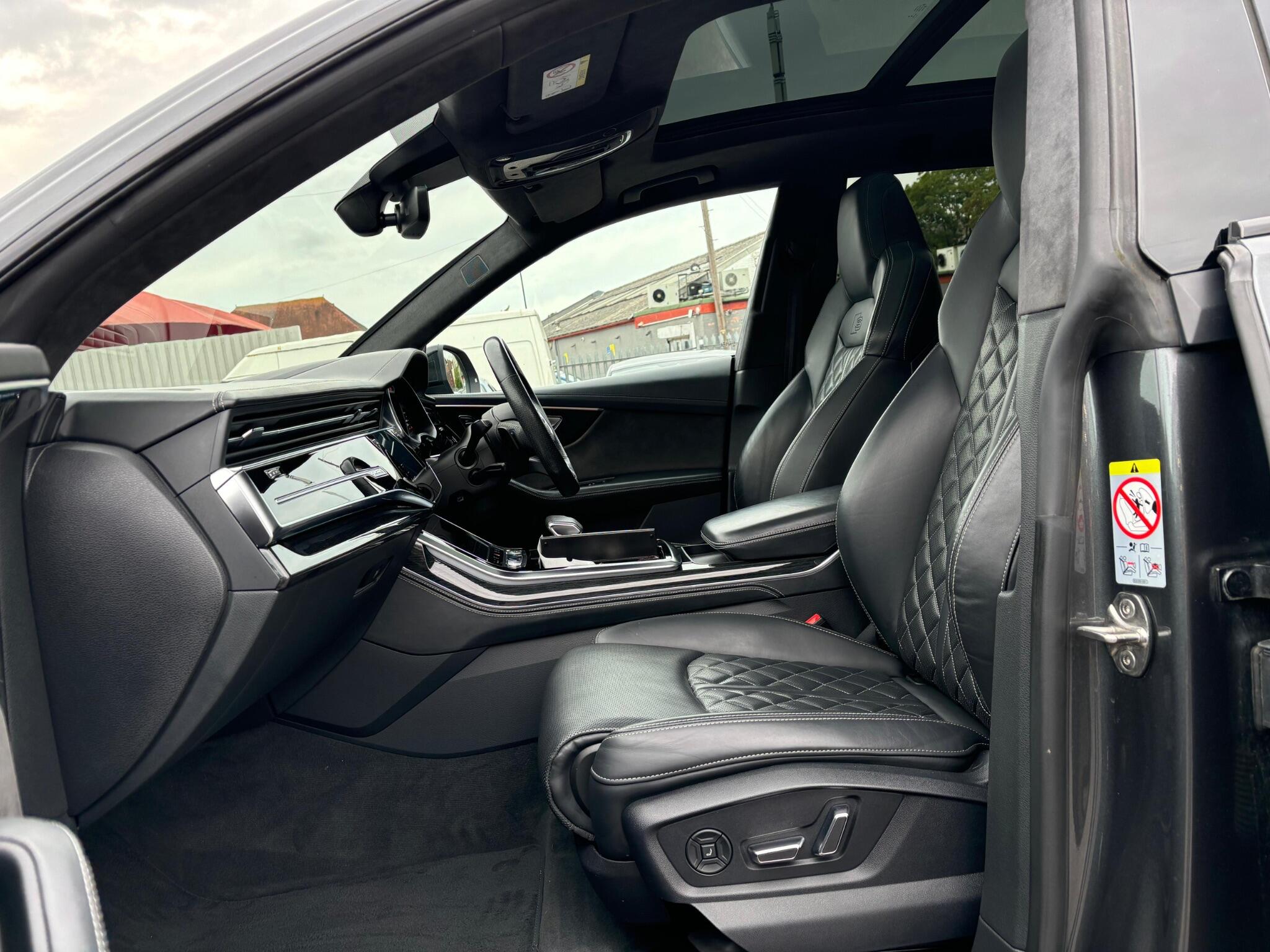 Audi Q8 view 24