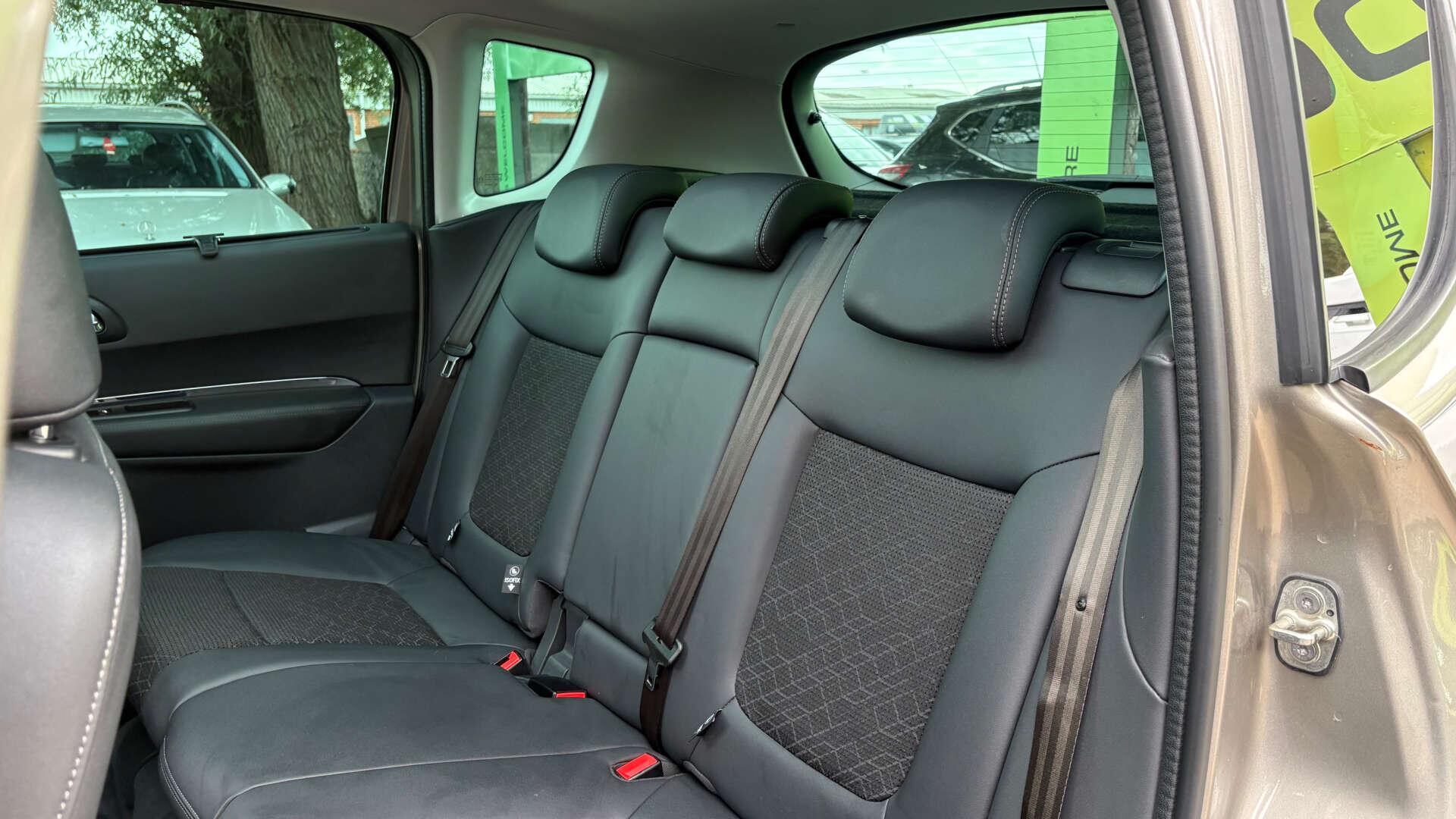 Peugeot 3008 view 3