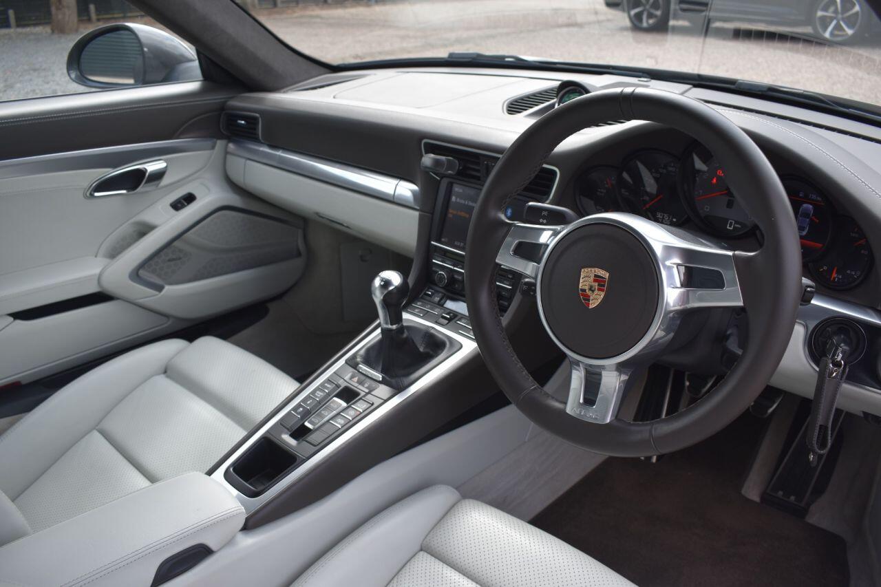 Porsche 911 view 5