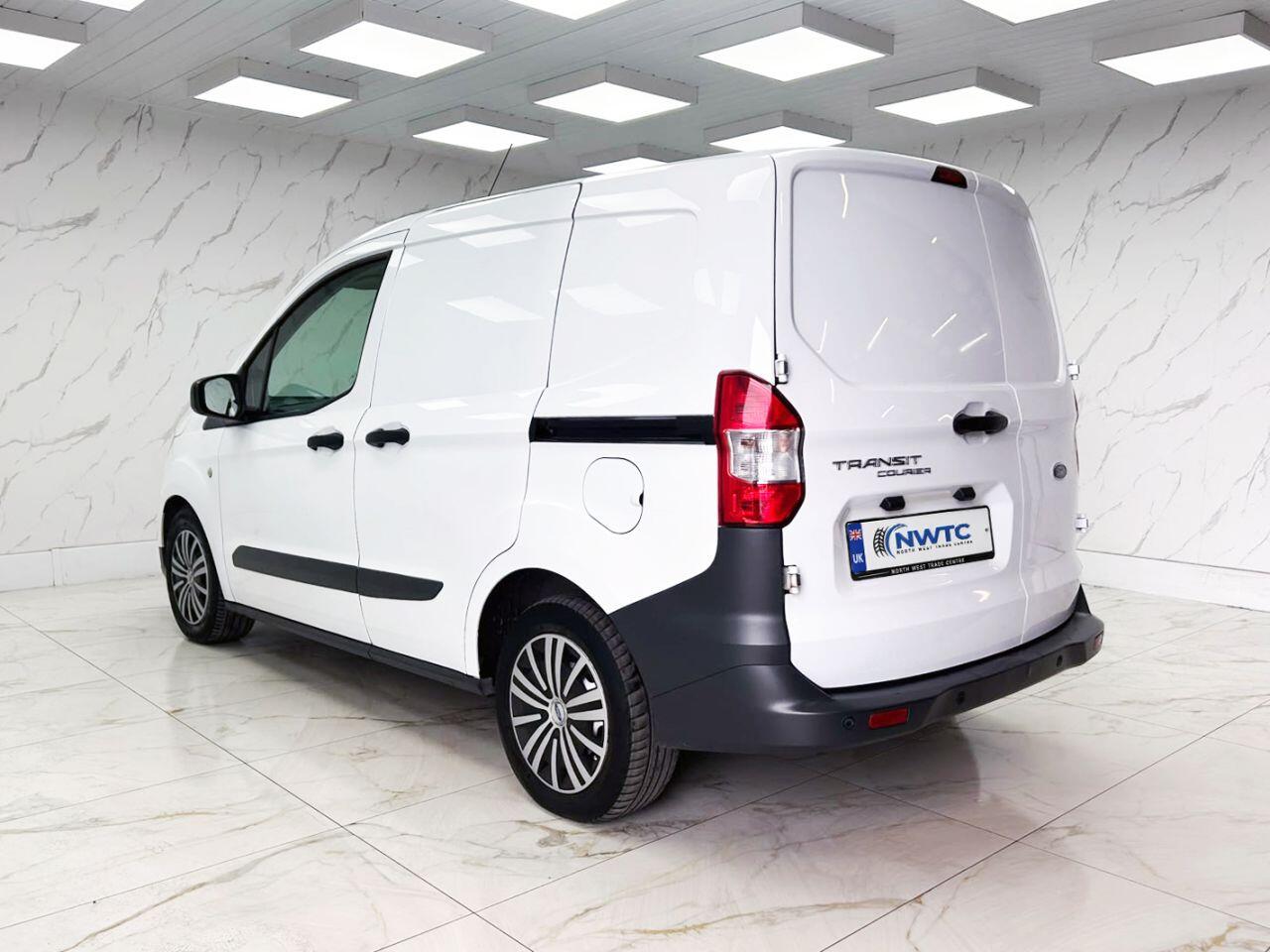 Ford Transit Courier view 9