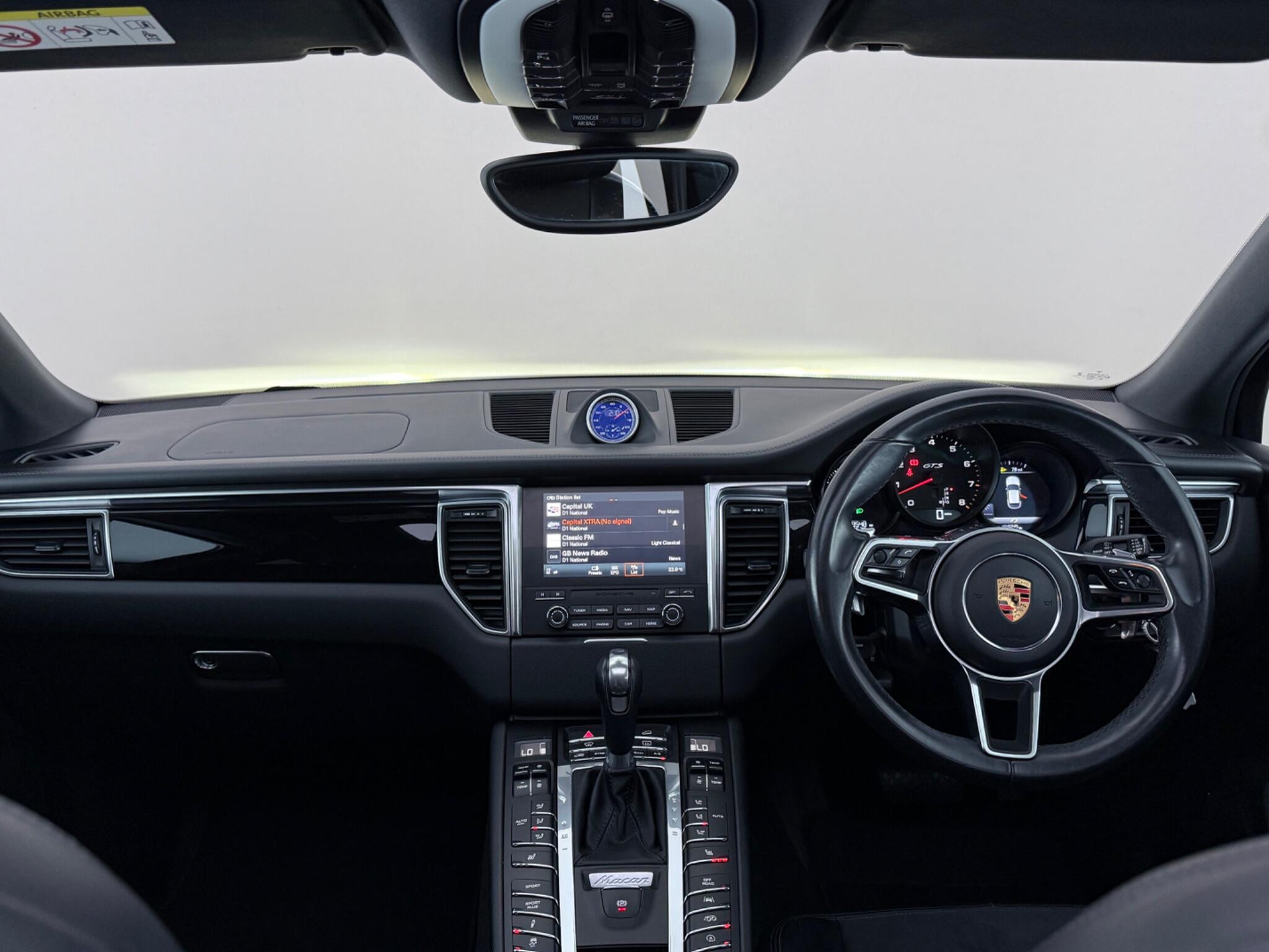 Porsche Macan view 22
