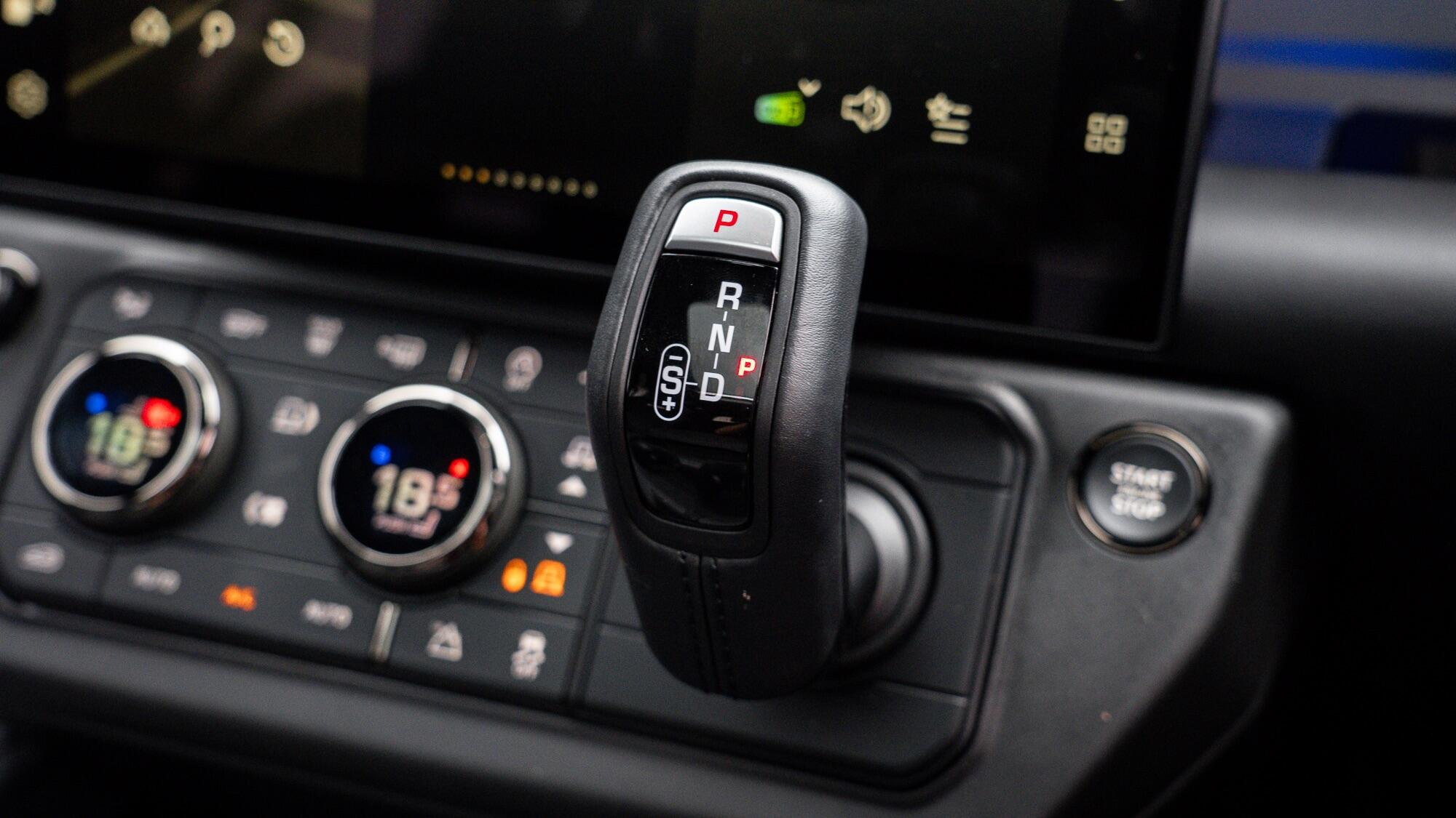 Land Rover Defender 110 view 53