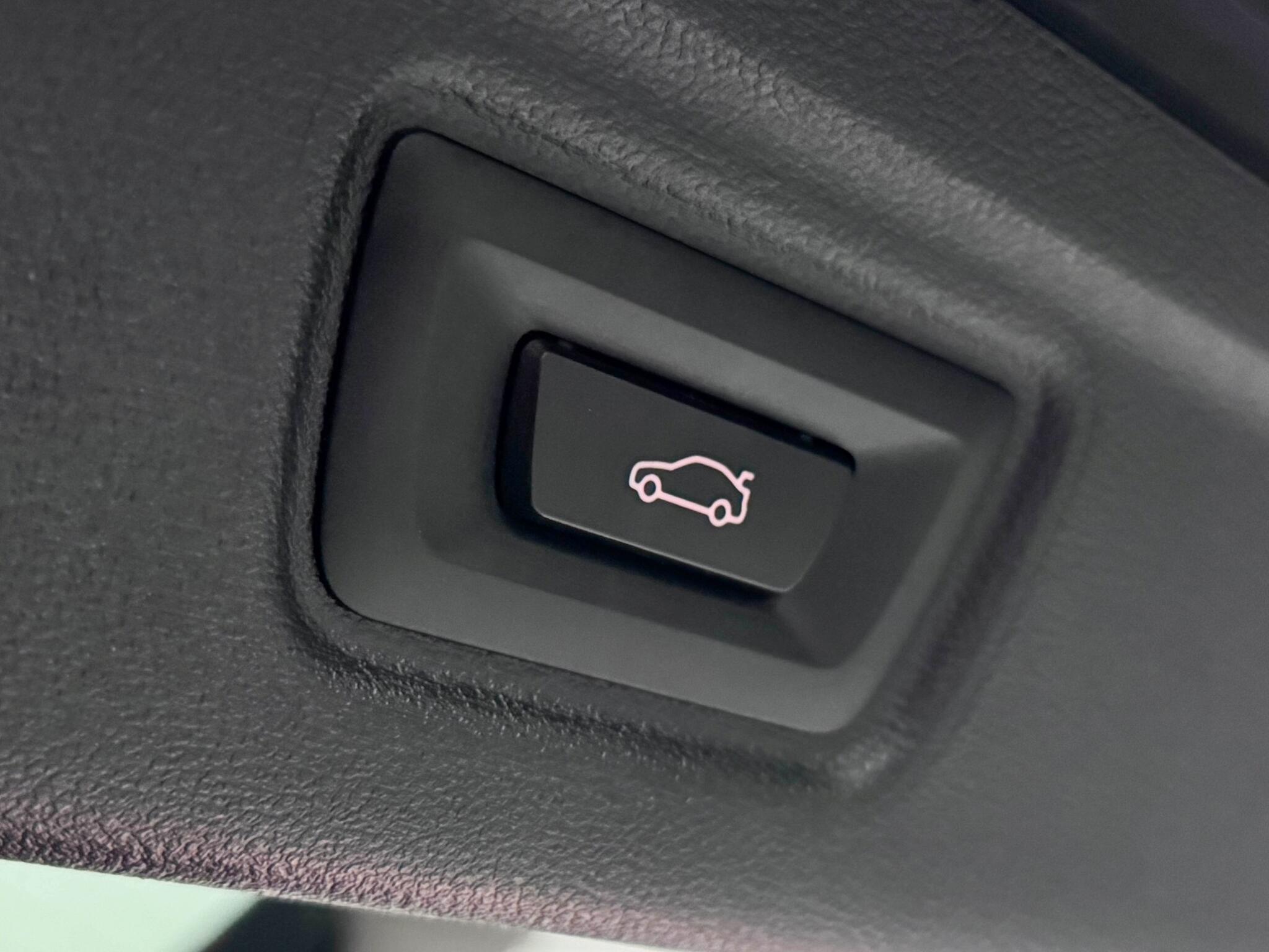 BMW 3 Series view 8