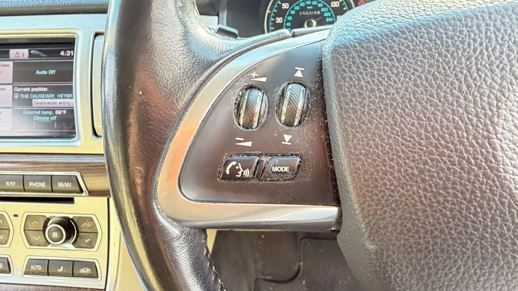 Jaguar XF view 22