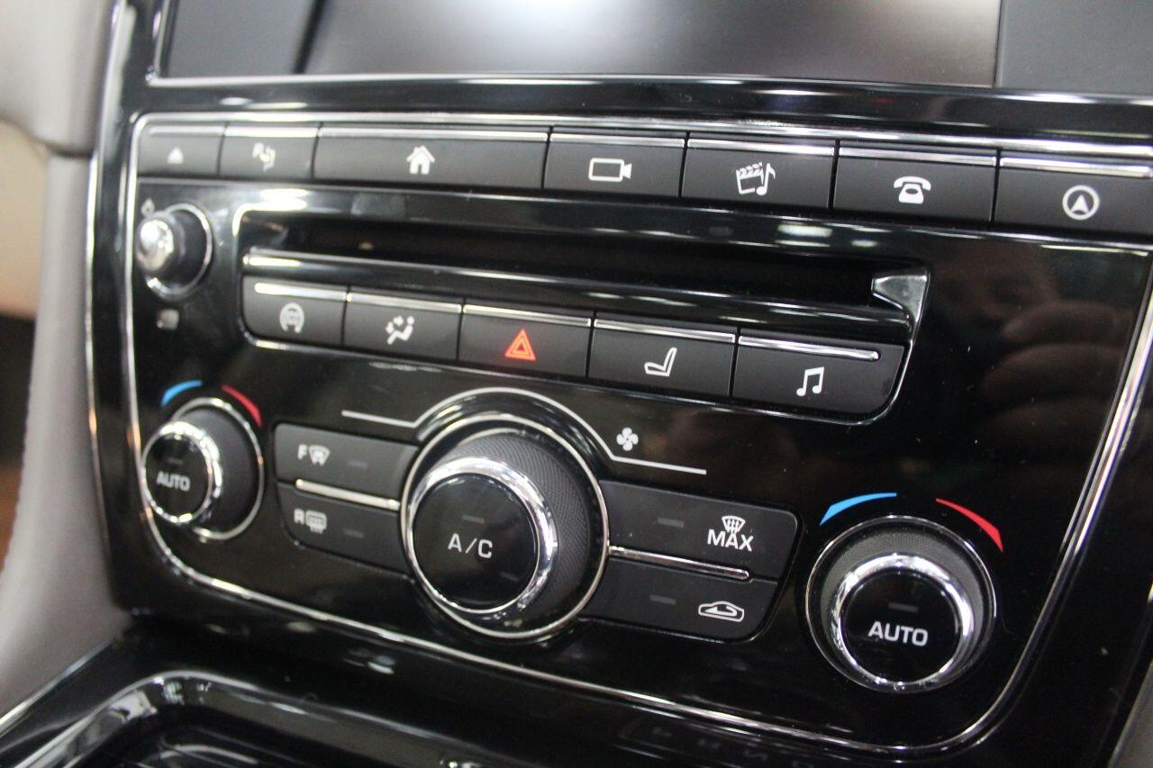 Jaguar XJ view 50