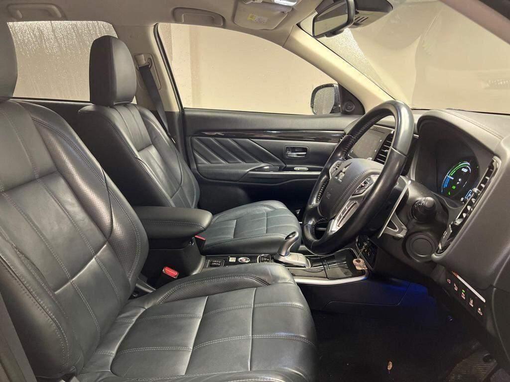 Mitsubishi Outlander view 12
