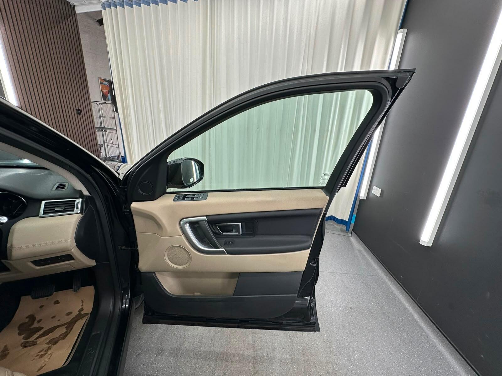 Land Rover Discovery Sport view 21