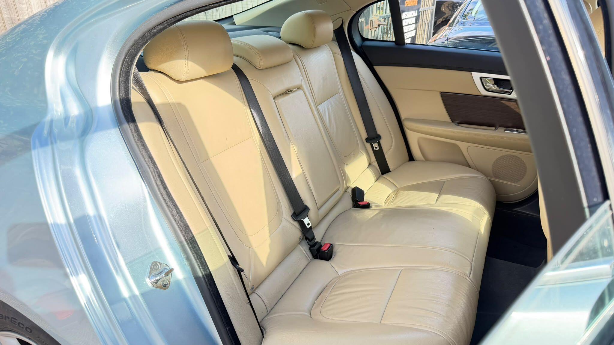 Jaguar XF view 13