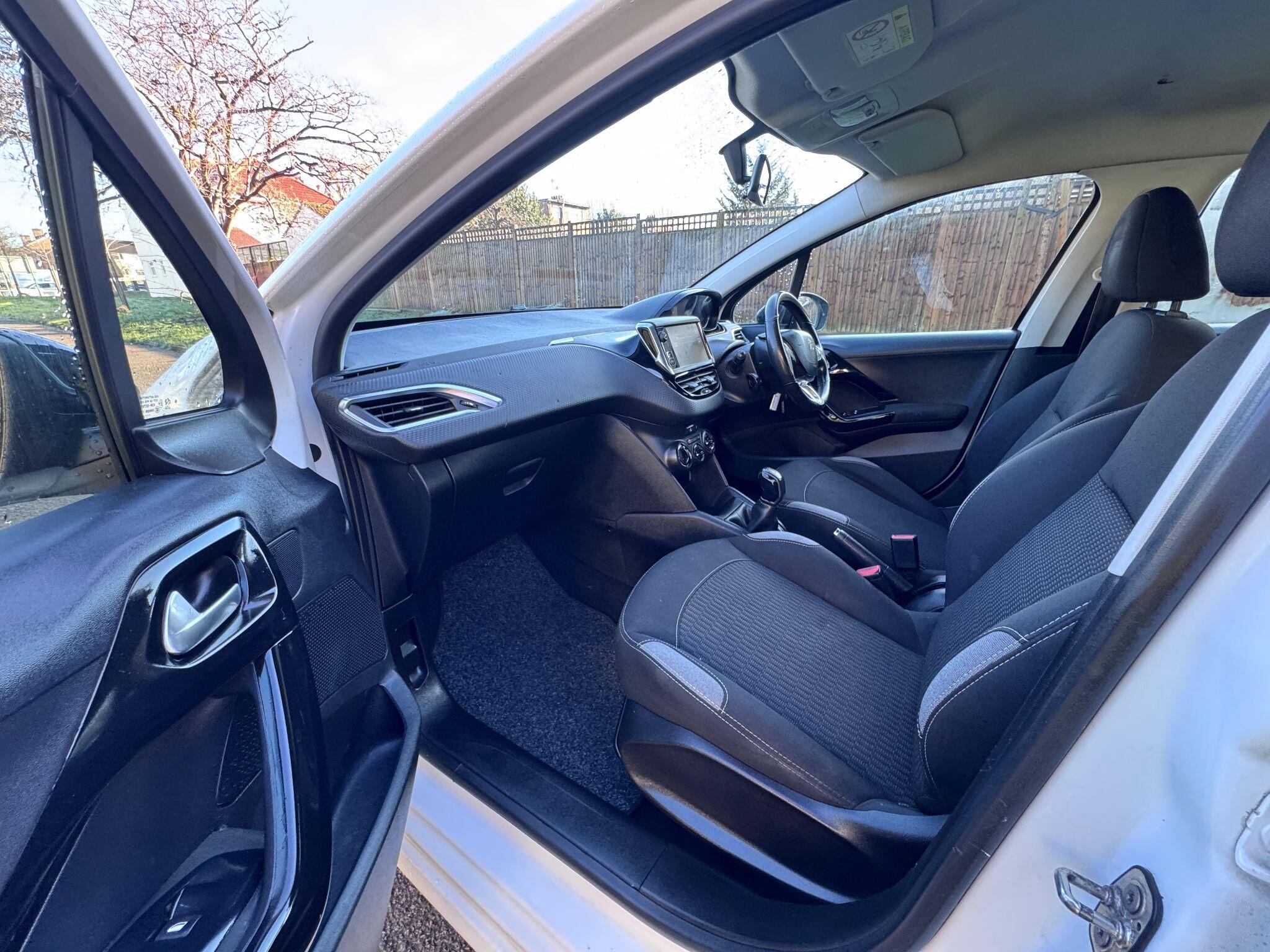 2016 Peugeot 208 image 15