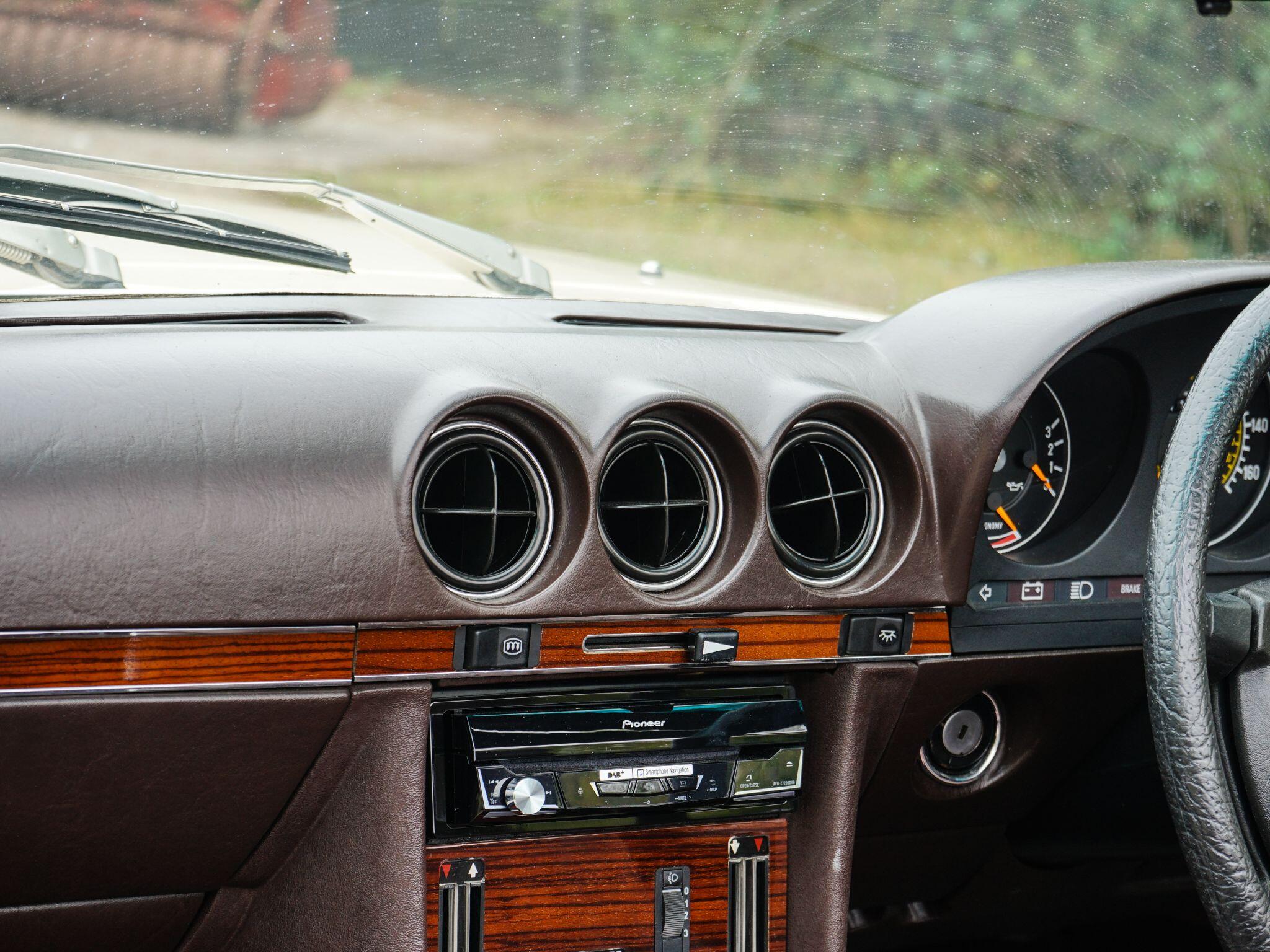 Mercedes-Benz 500 SL view 15