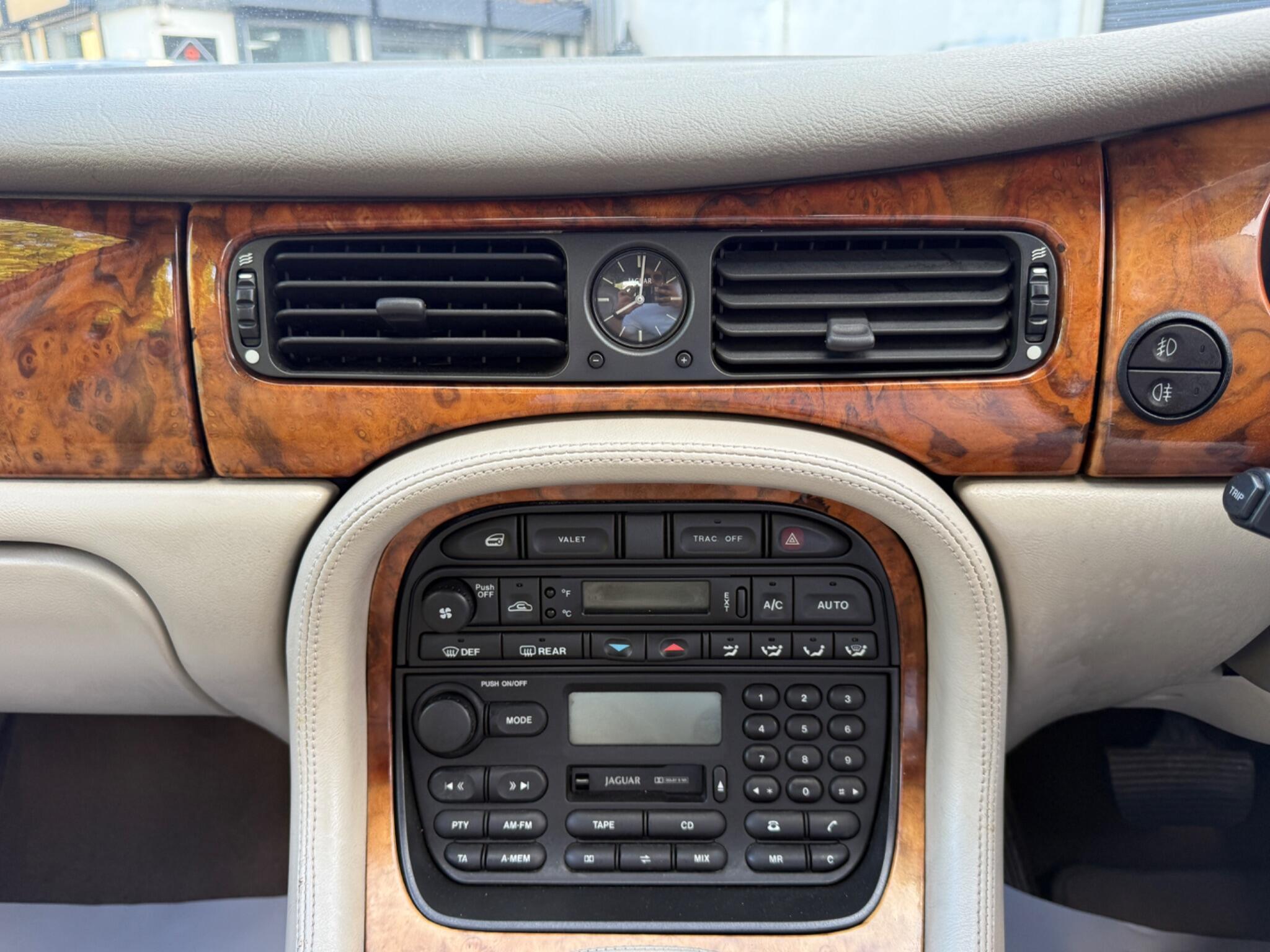 Jaguar XJ - Image 37