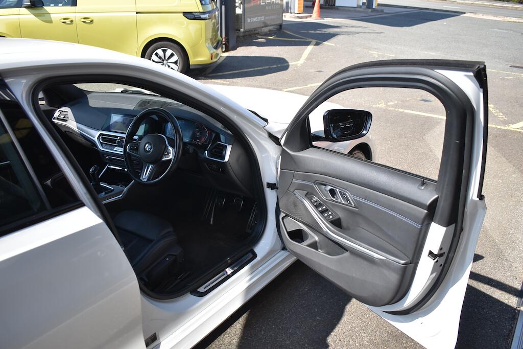 BMW 3 Series view 25