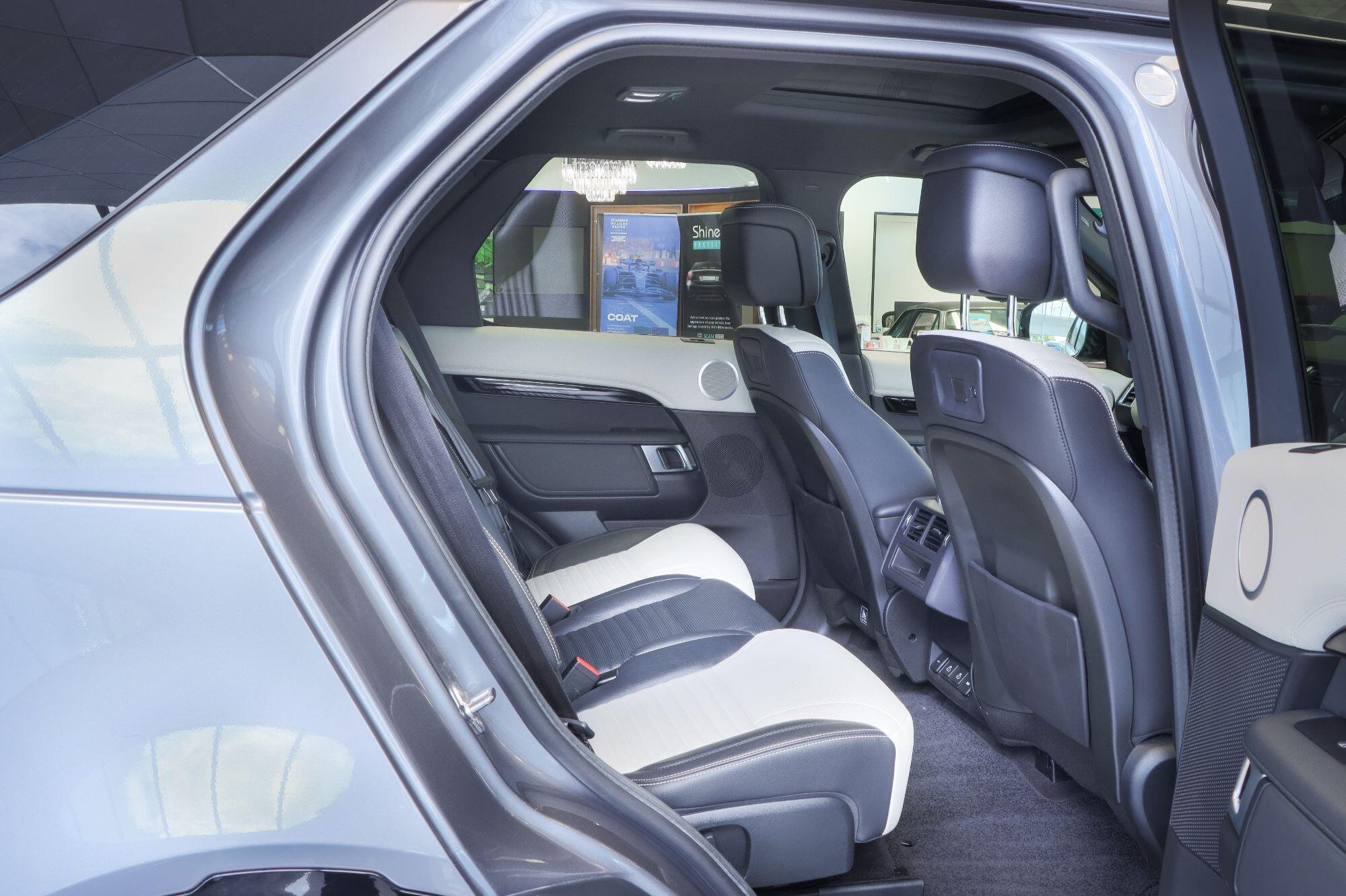 Land Rover Discovery view 17