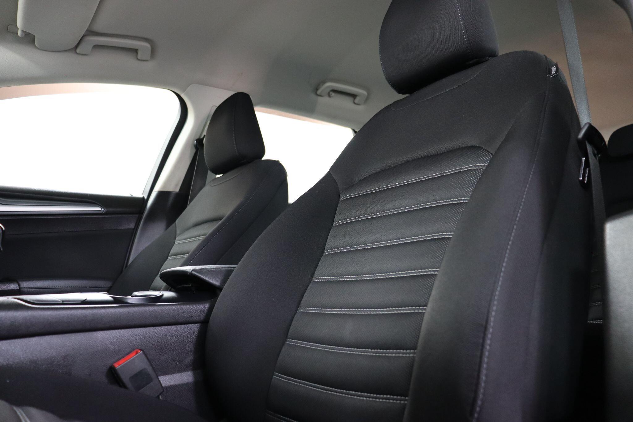 Ford Mondeo view 35