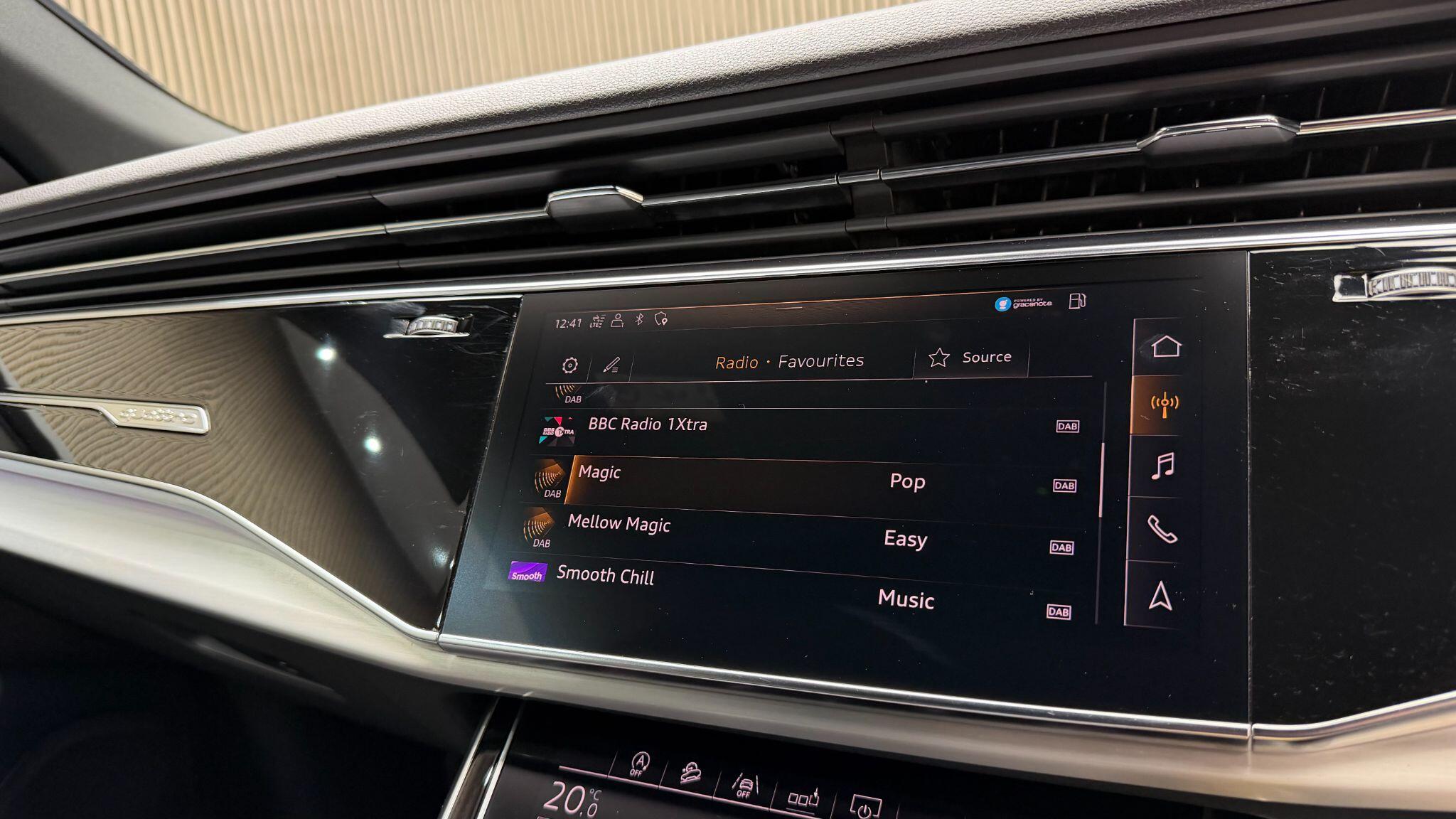 Audi Q8 view 25