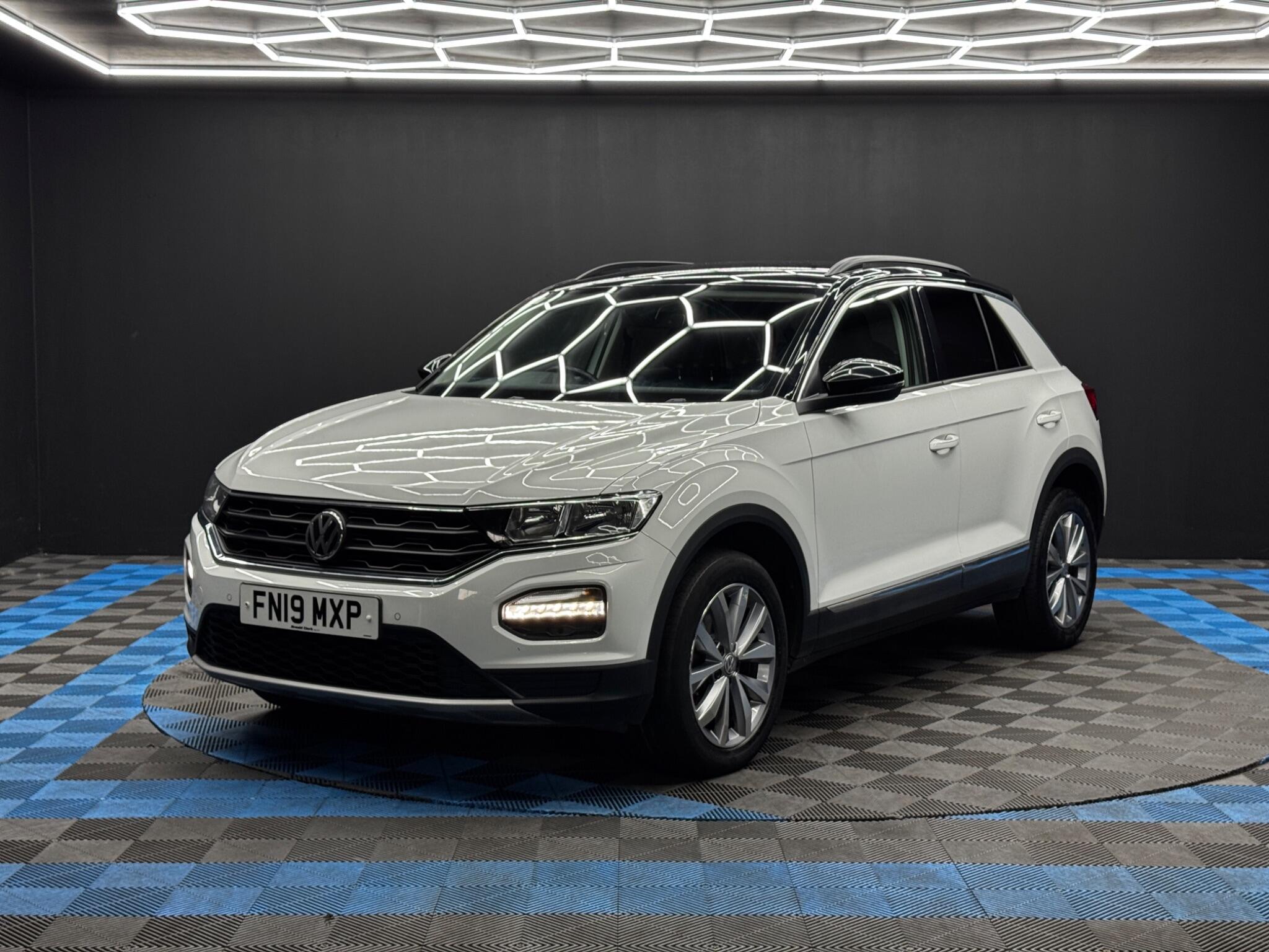 Volkswagen T-Roc view 3
