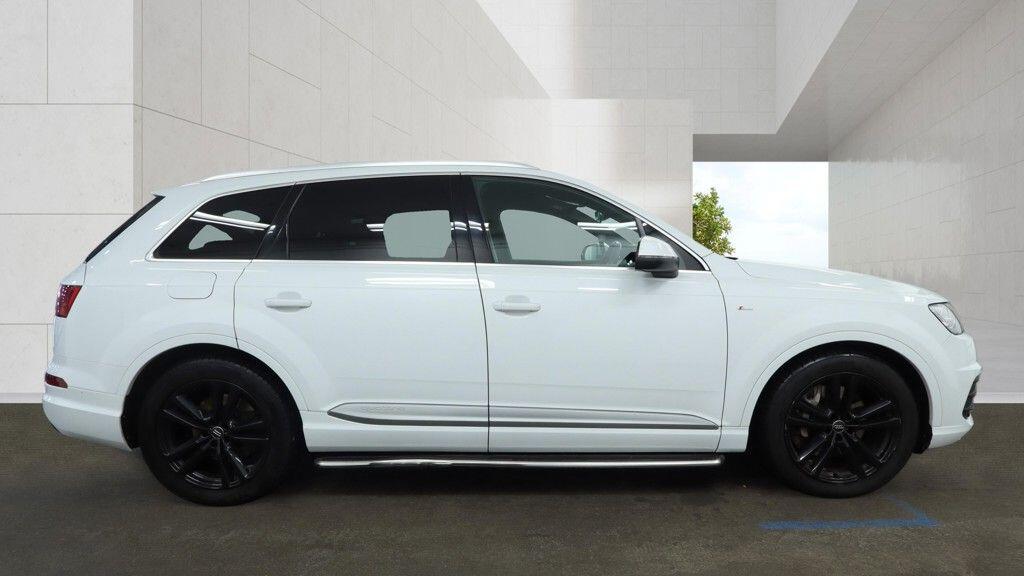 Audi Q7 view 8