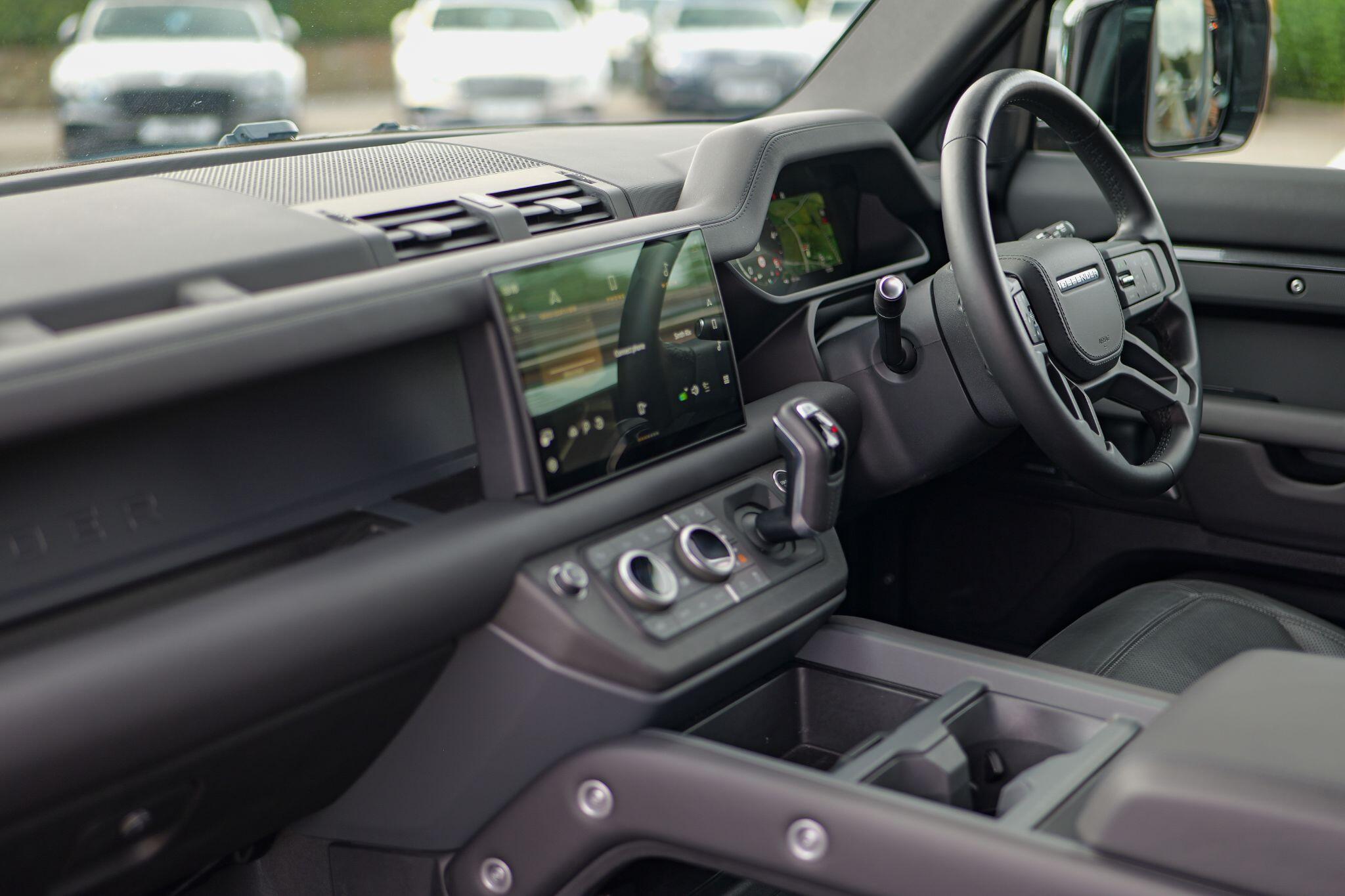 Land Rover Defender 90 view 16