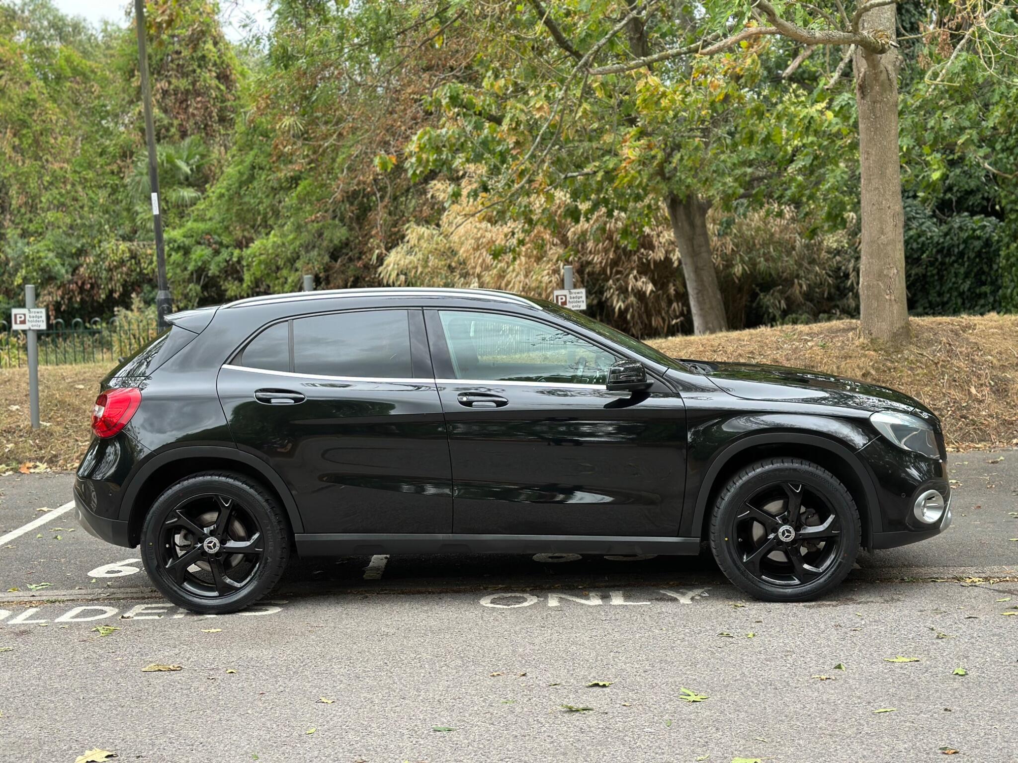 Mercedes-Benz GLA view 3