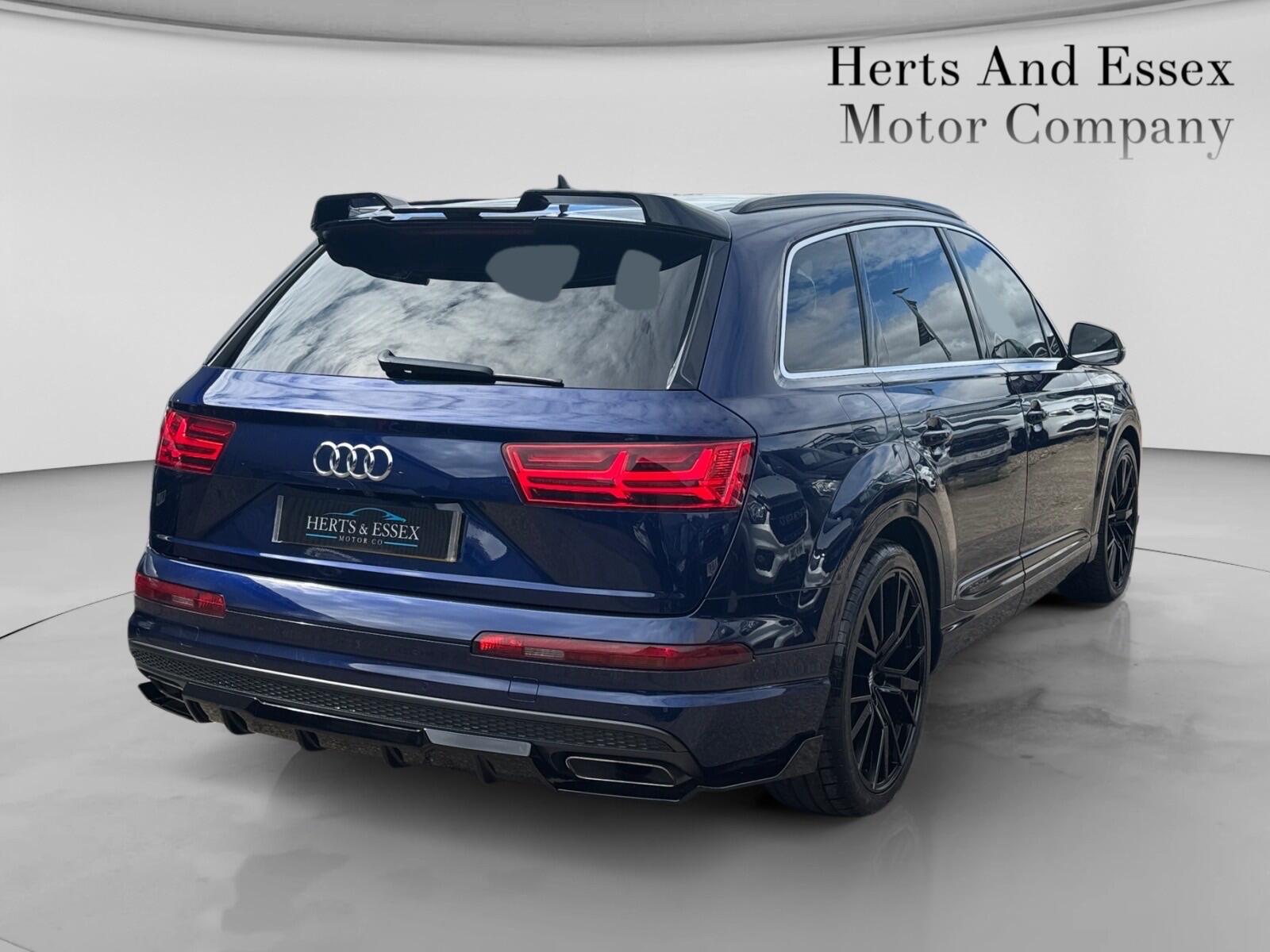 Audi Q7 view 8