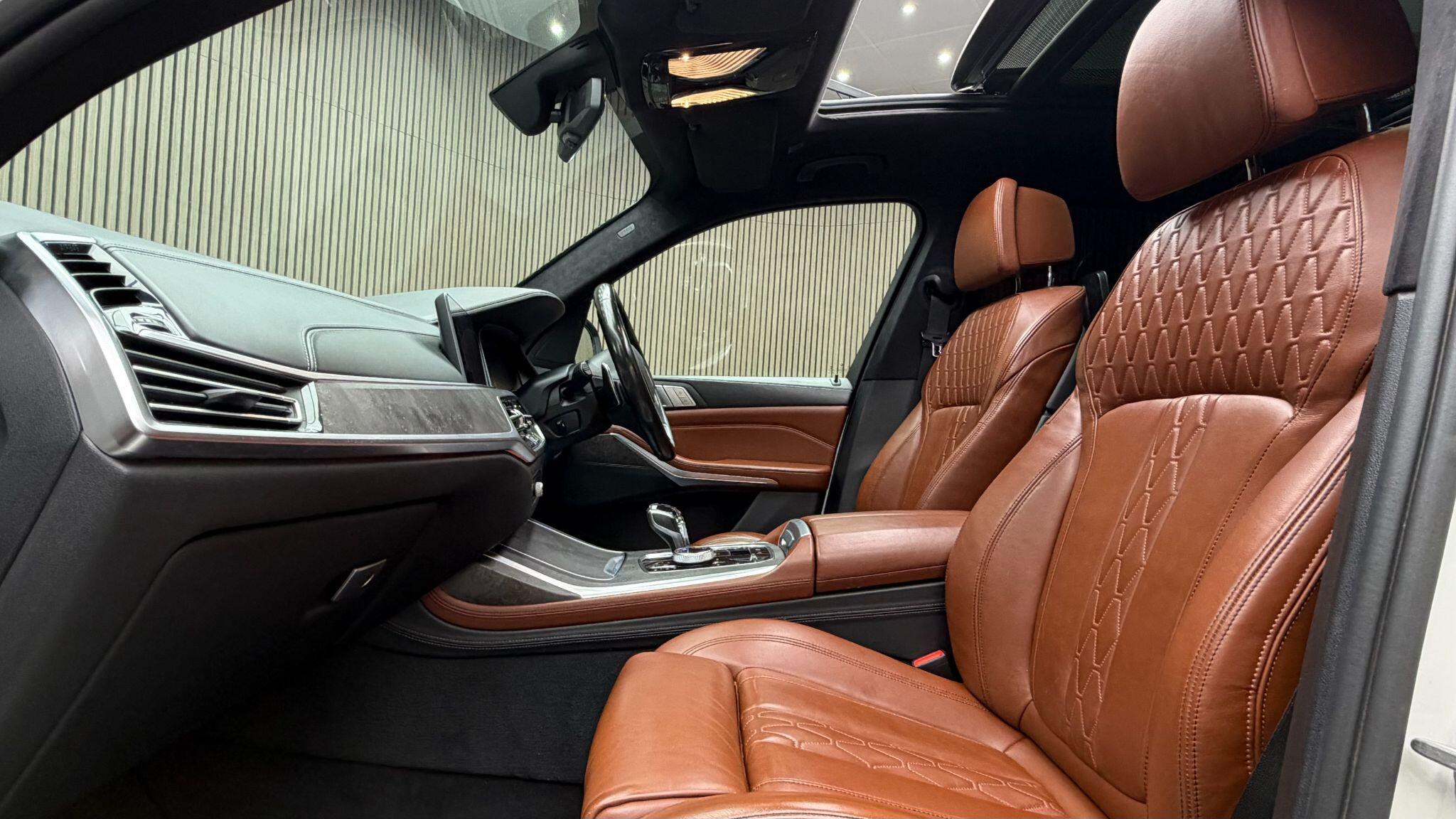 BMW X7 view 3