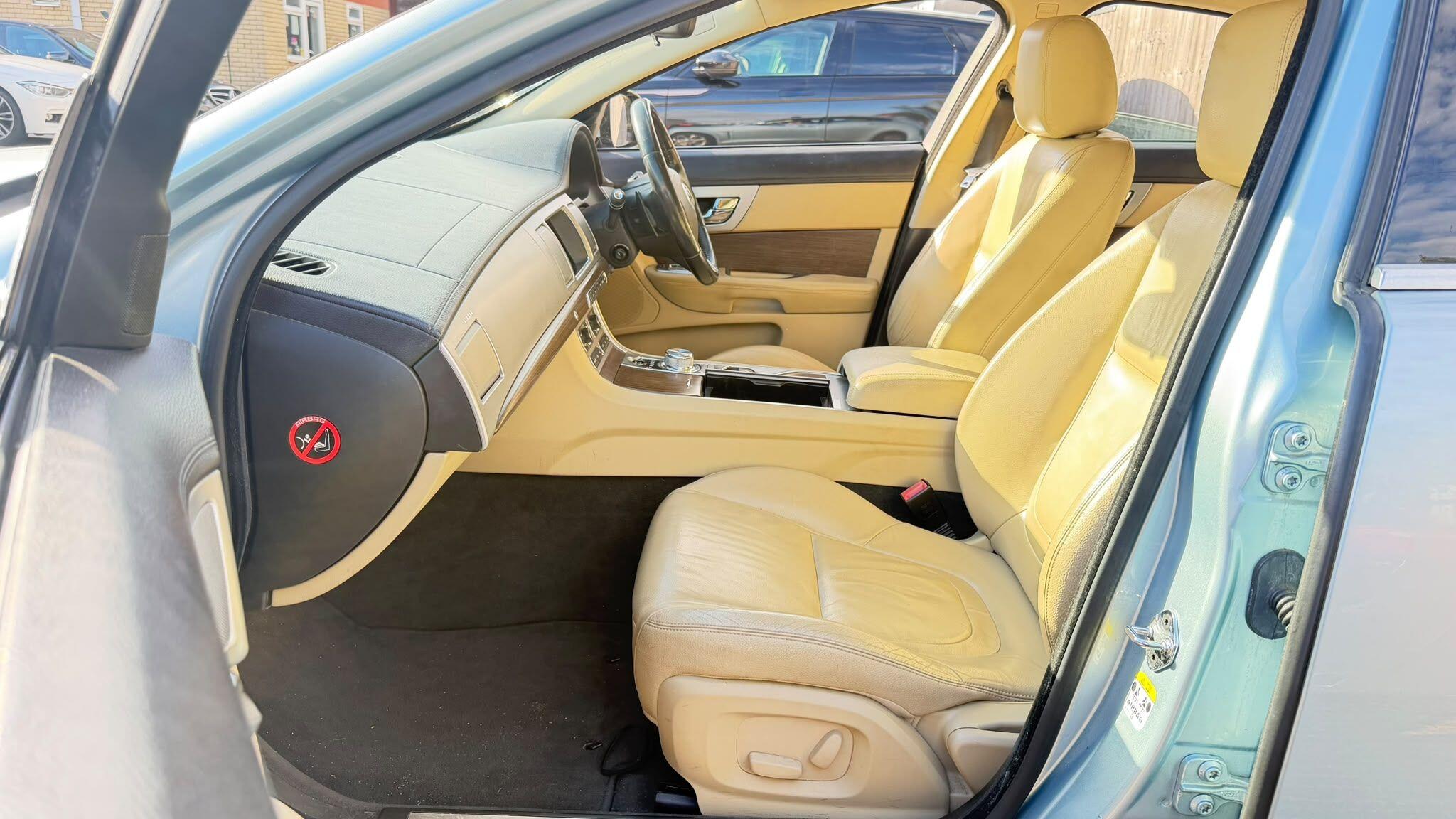 Jaguar XF view 15