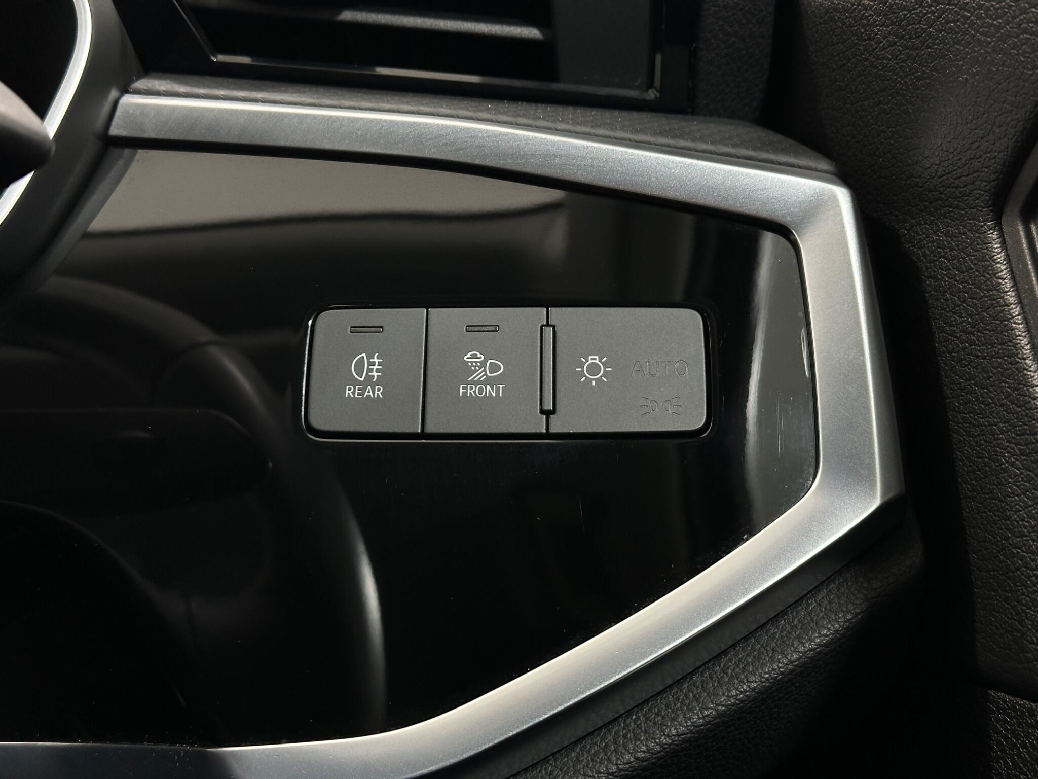 Audi Q3 view 18