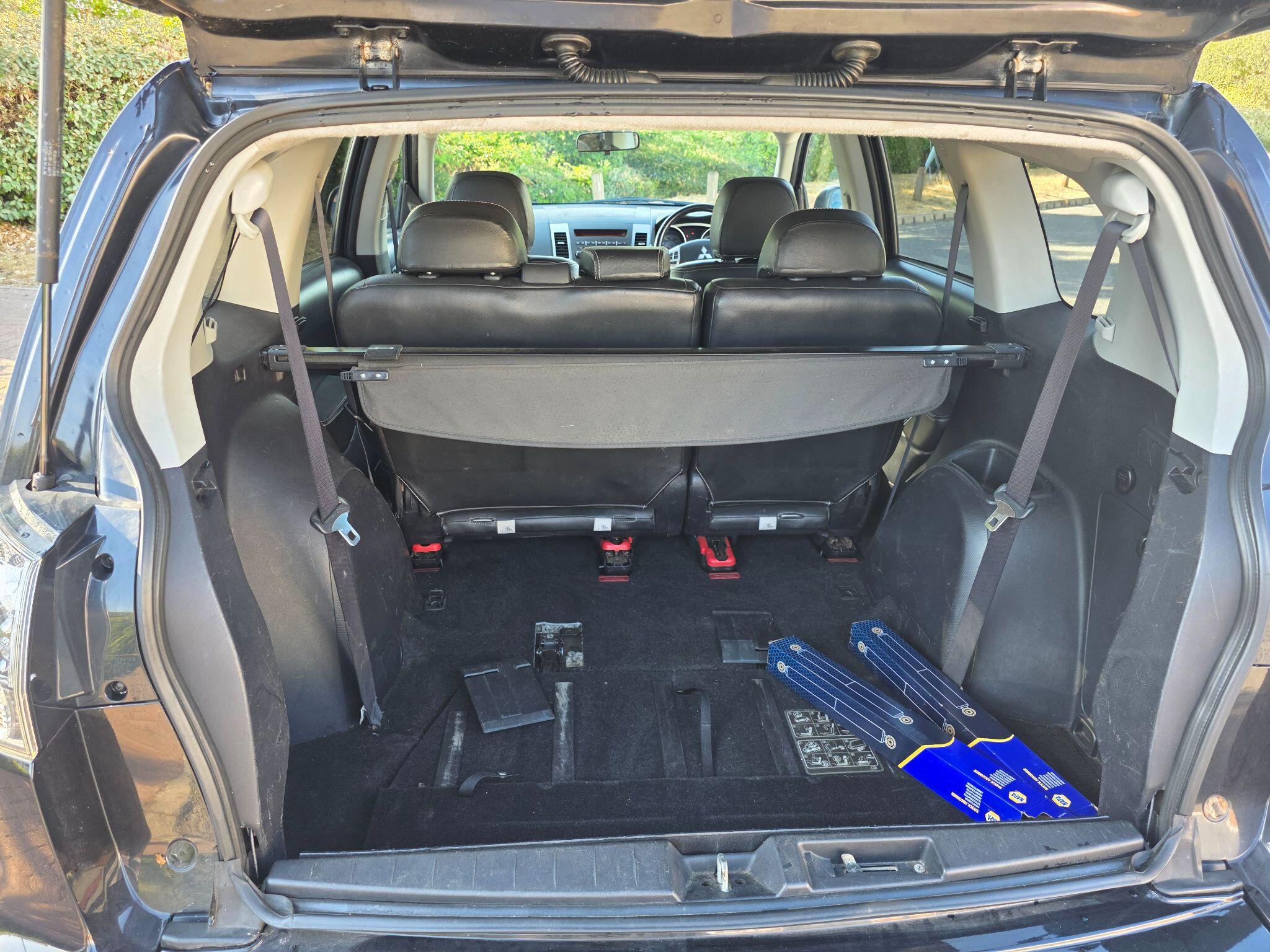 Mitsubishi Outlander view 10