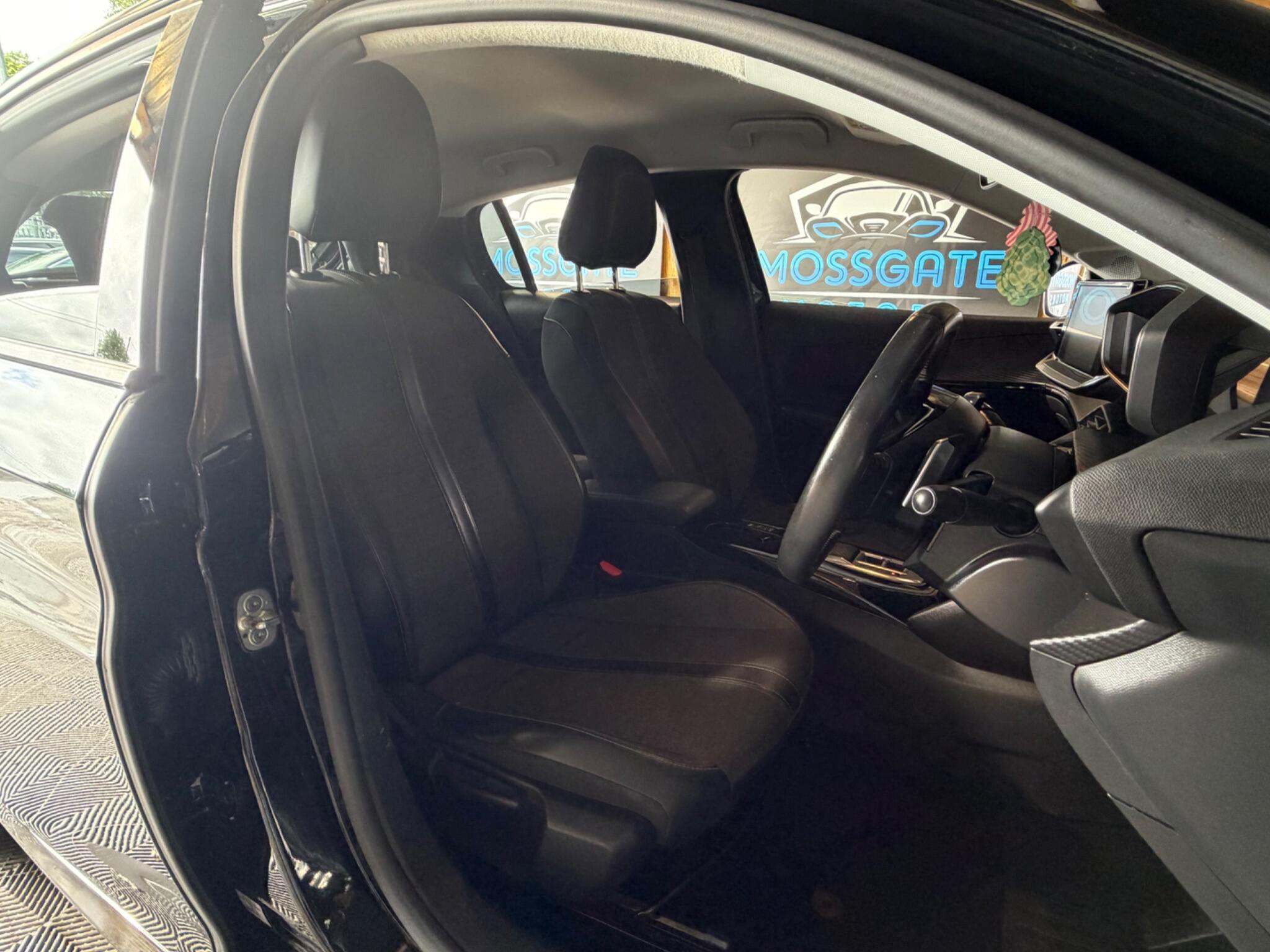Peugeot 208 view 16