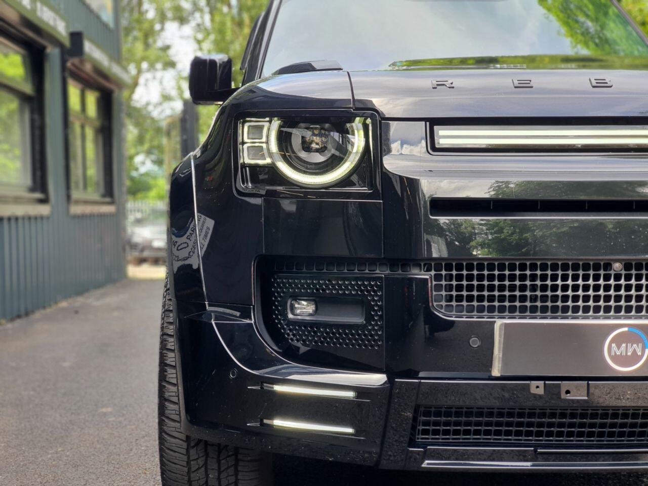 Land Rover Defender 110 view 23