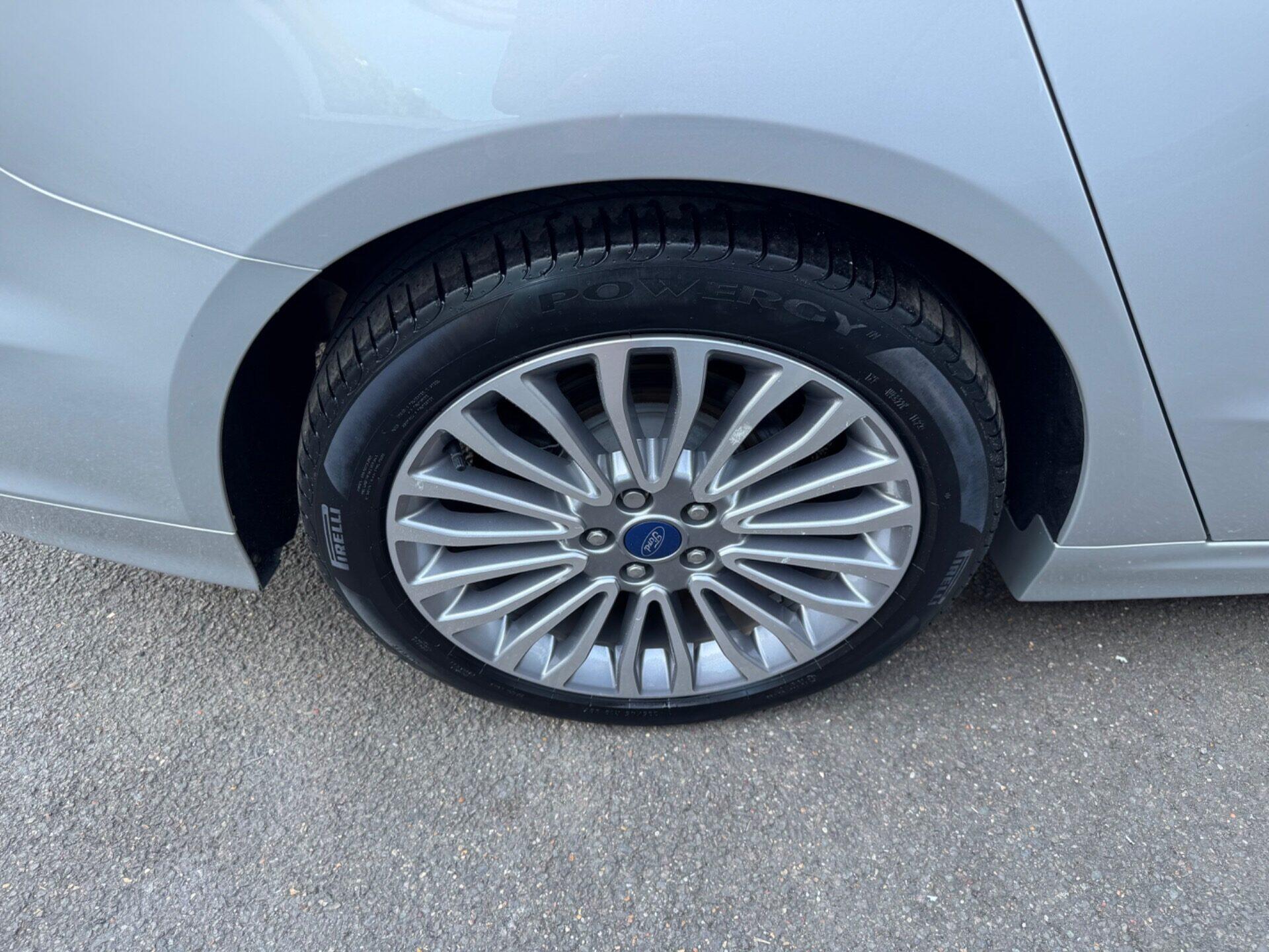 Ford Mondeo view 17