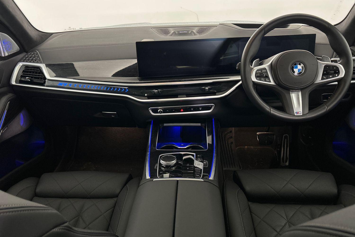 BMW X7 view 5