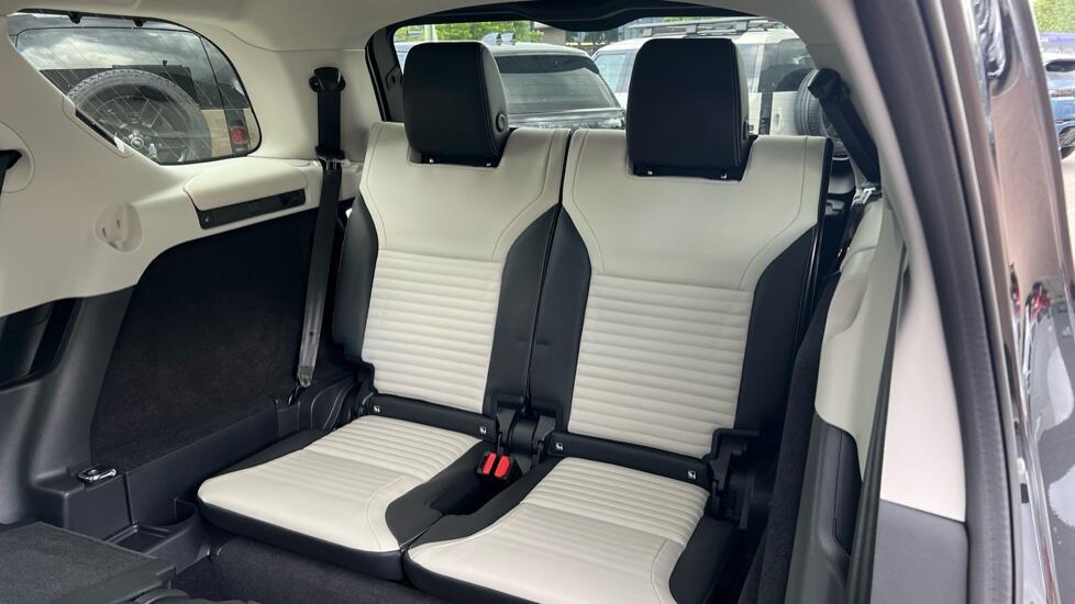 Land Rover Discovery view 22