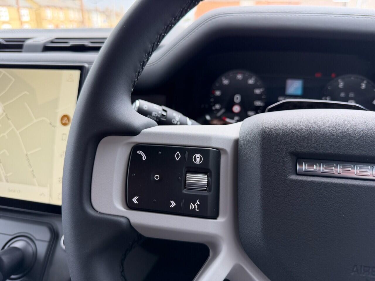 Land Rover Defender 110 view 30