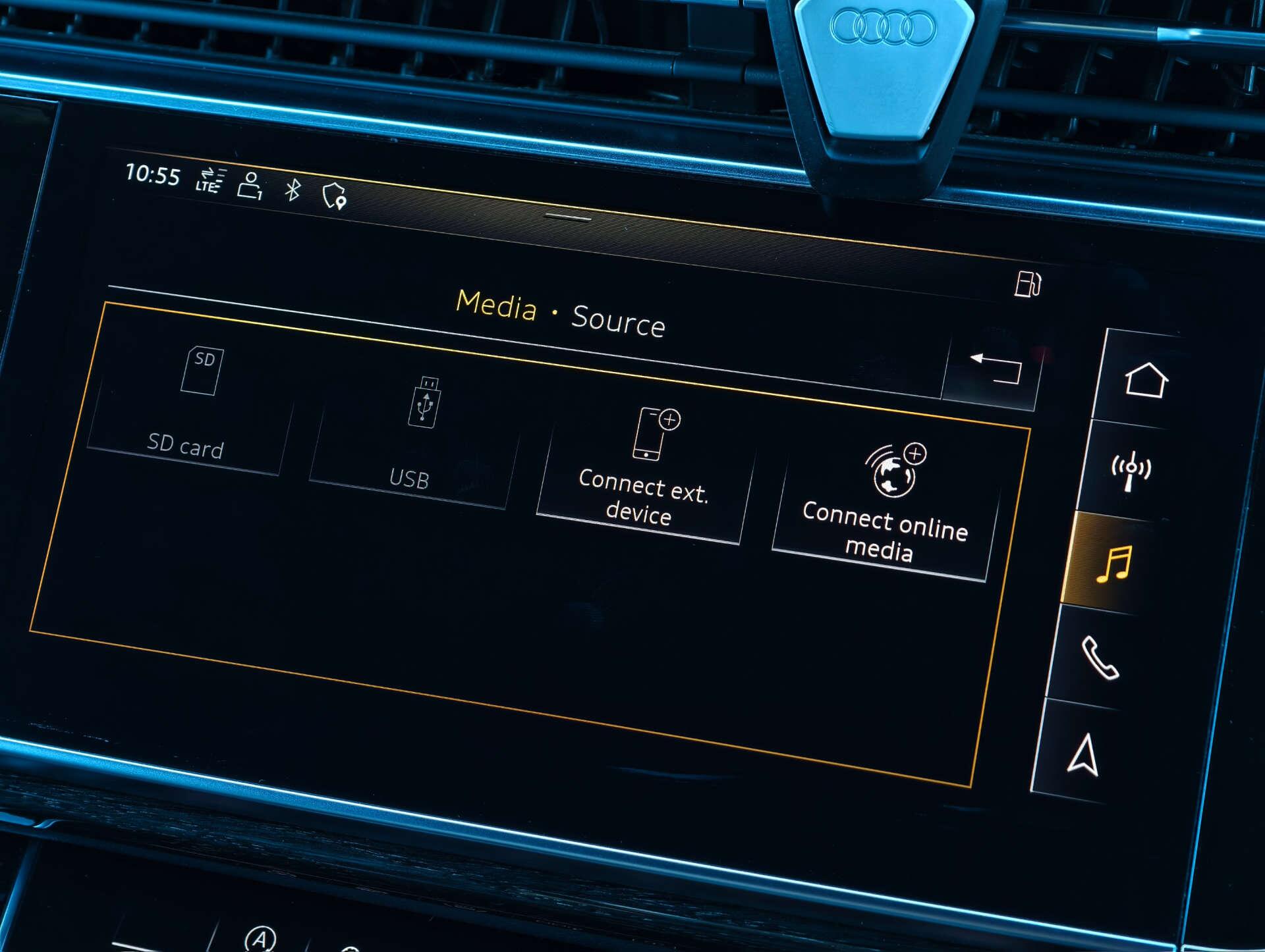 Audi Q8 view 50