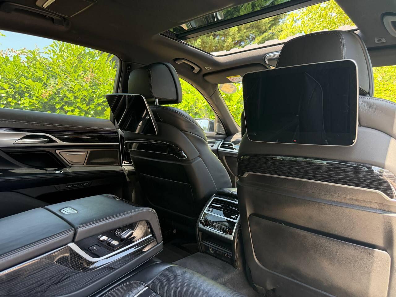 BMW 7 Series view 18