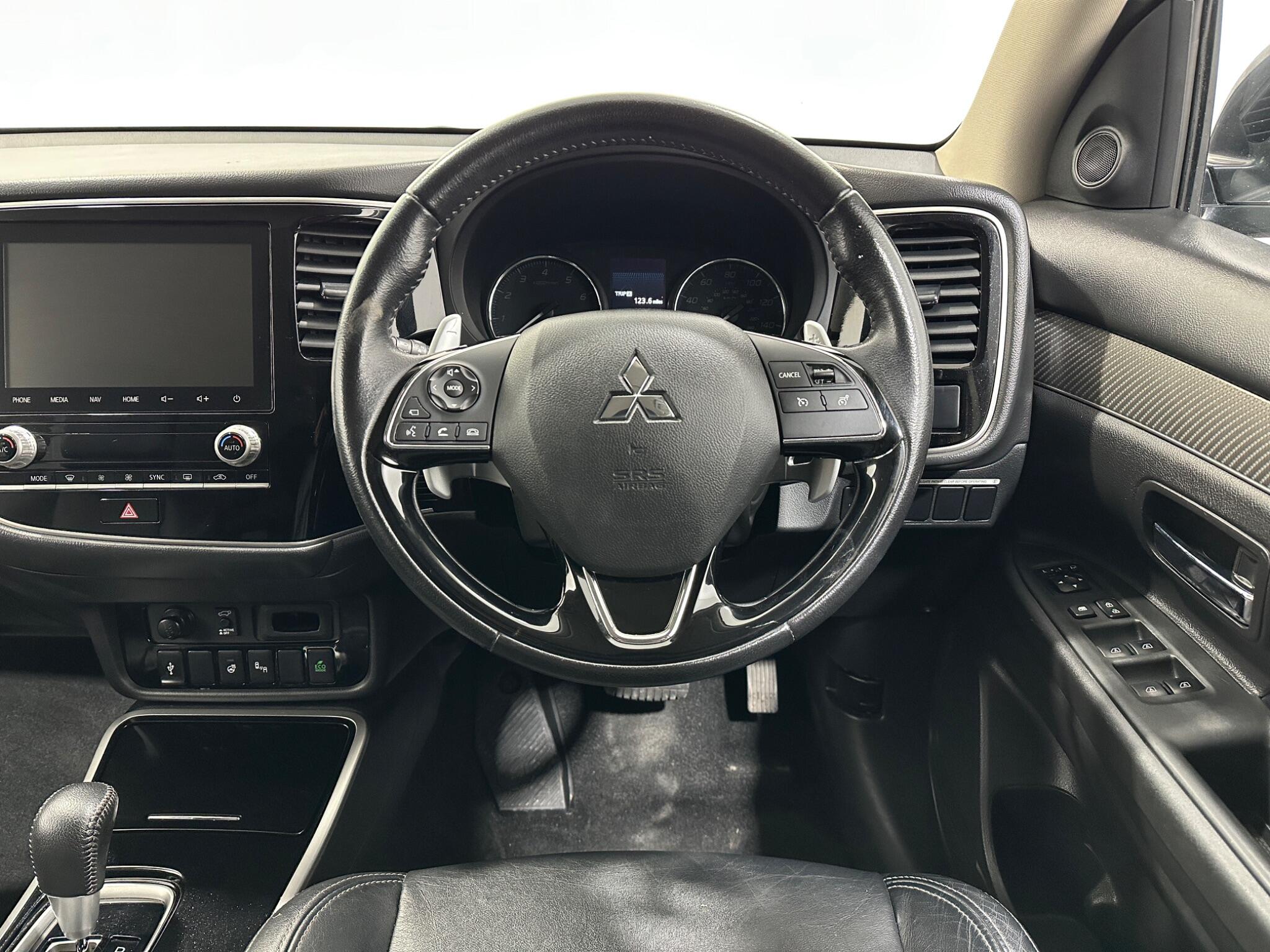 Mitsubishi Outlander view 13