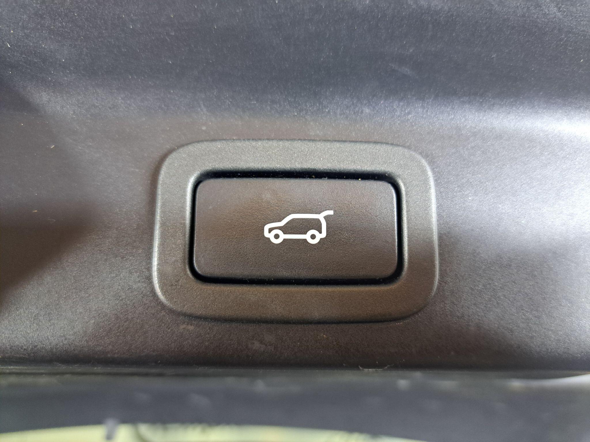 Jaguar F-Pace view 35