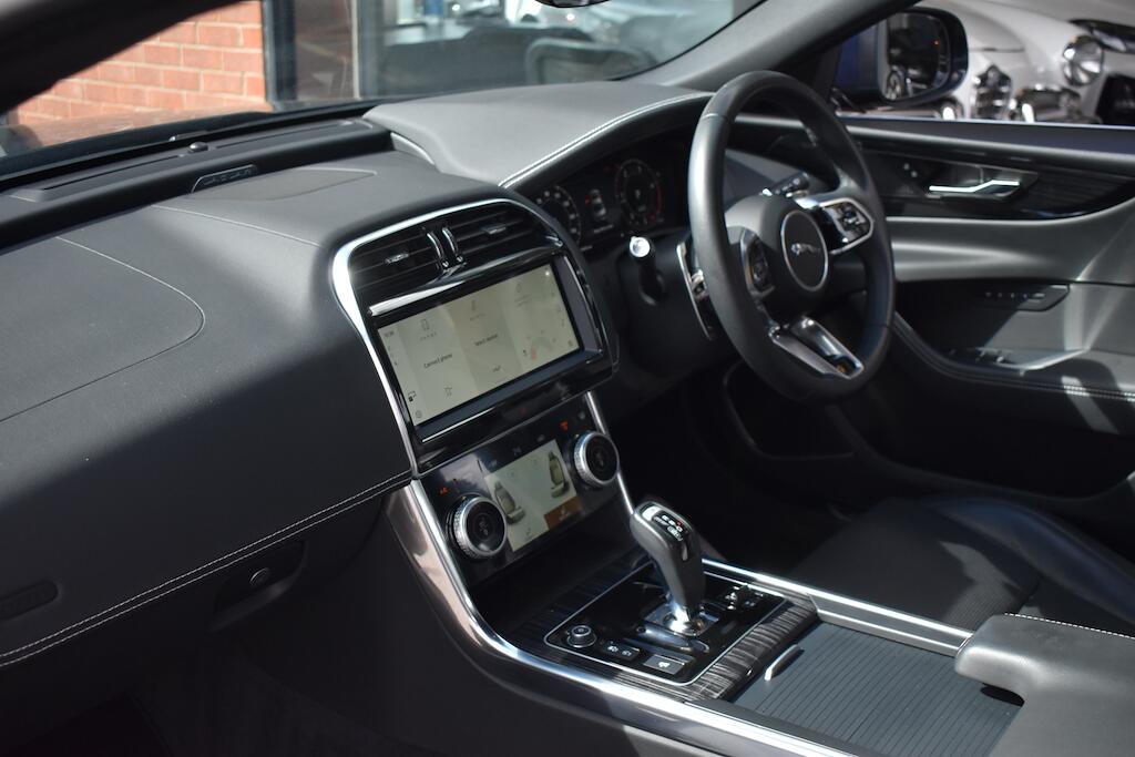 Jaguar Xe view 39