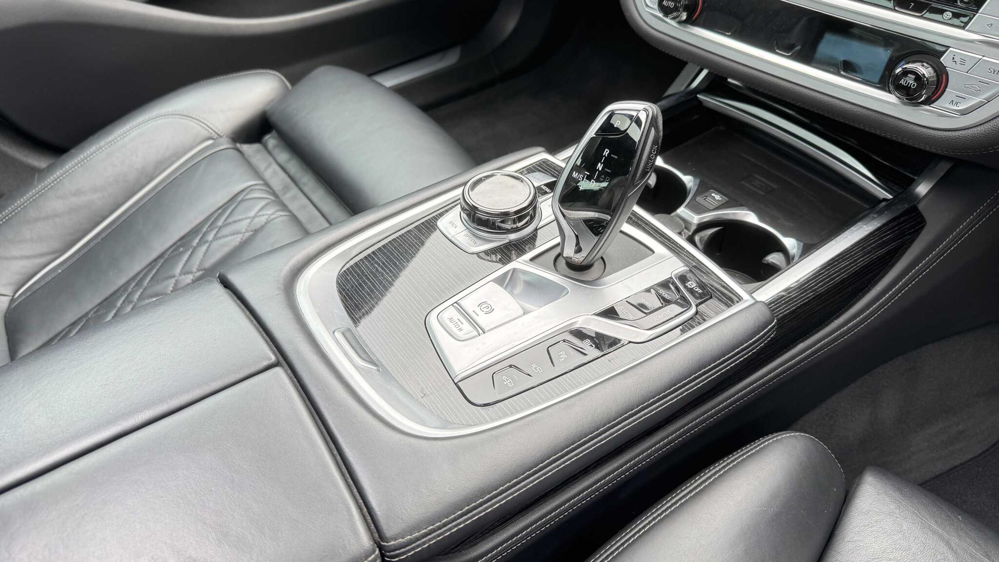 BMW 7 Series view 24