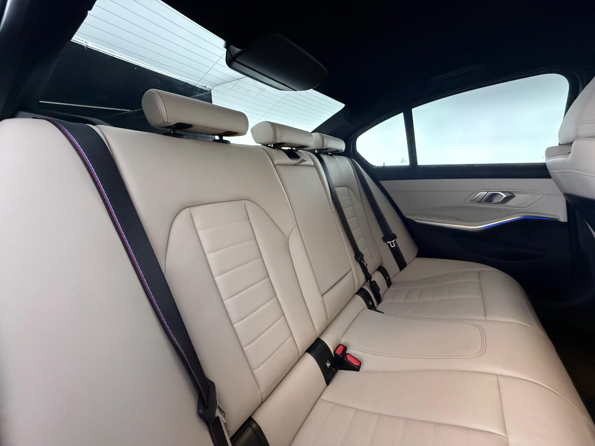 BMW 3 Series view 32