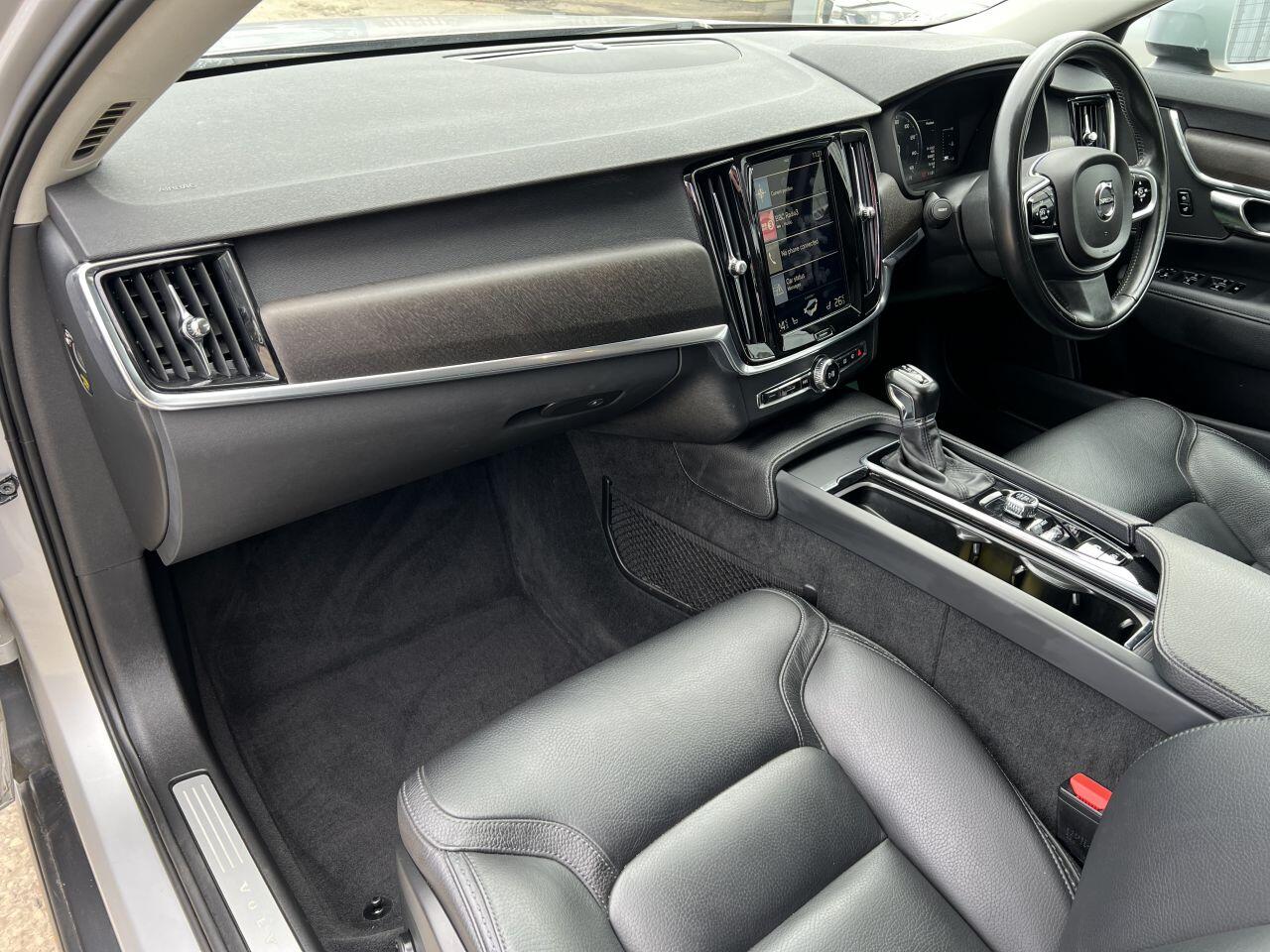 Volvo V90 Cross Country view 24