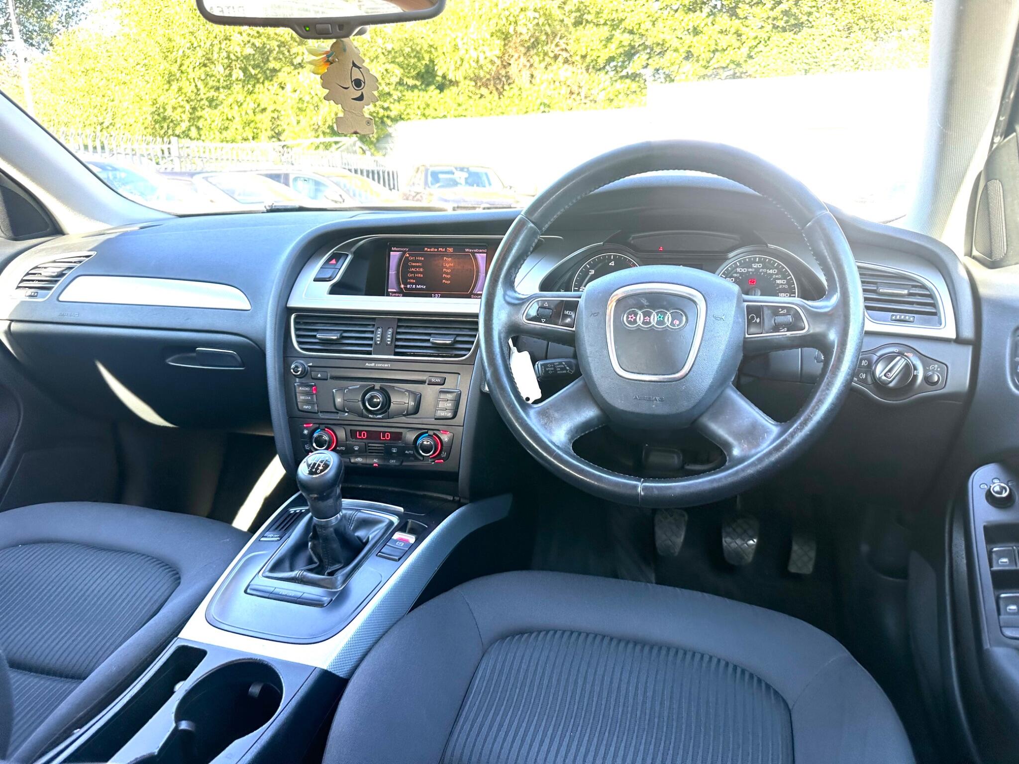 Audi A4 Avant view 3