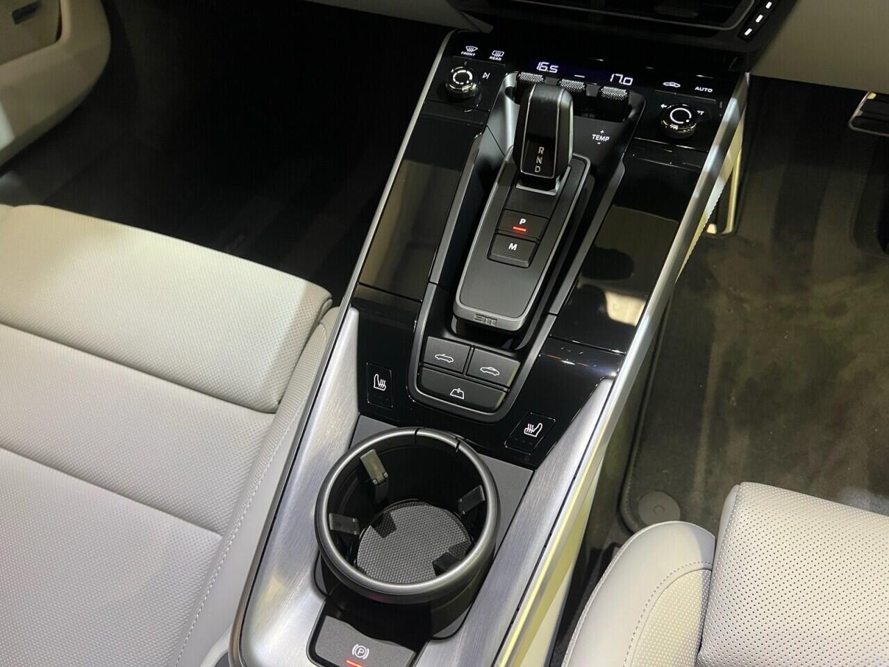 Porsche 911 view 16