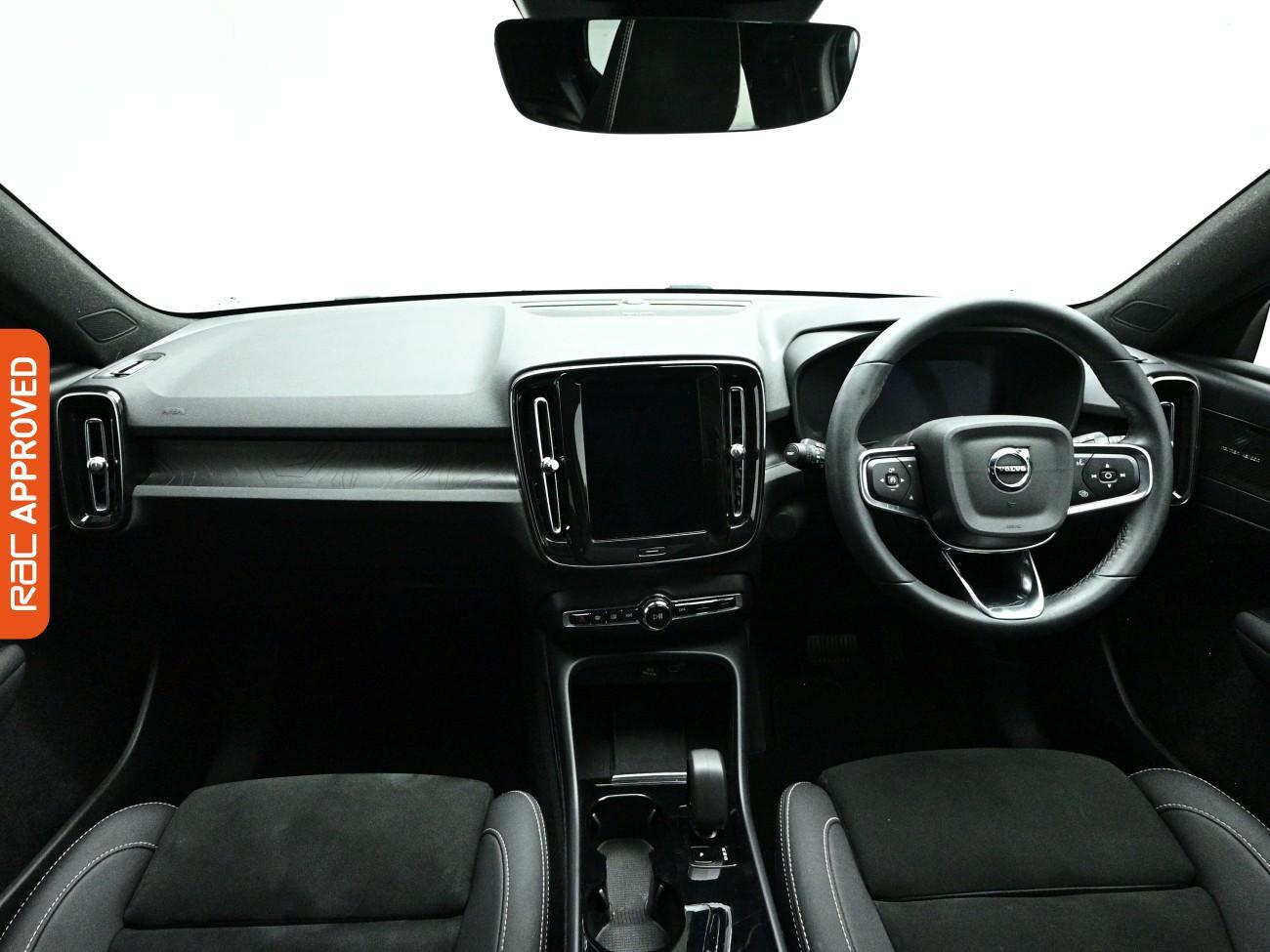 Volvo XC40 view 2