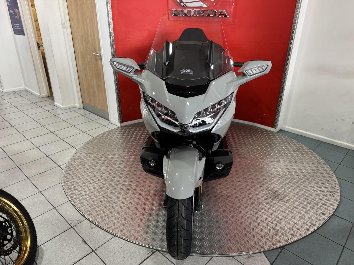 Honda GL1800 Gold Wing view 9