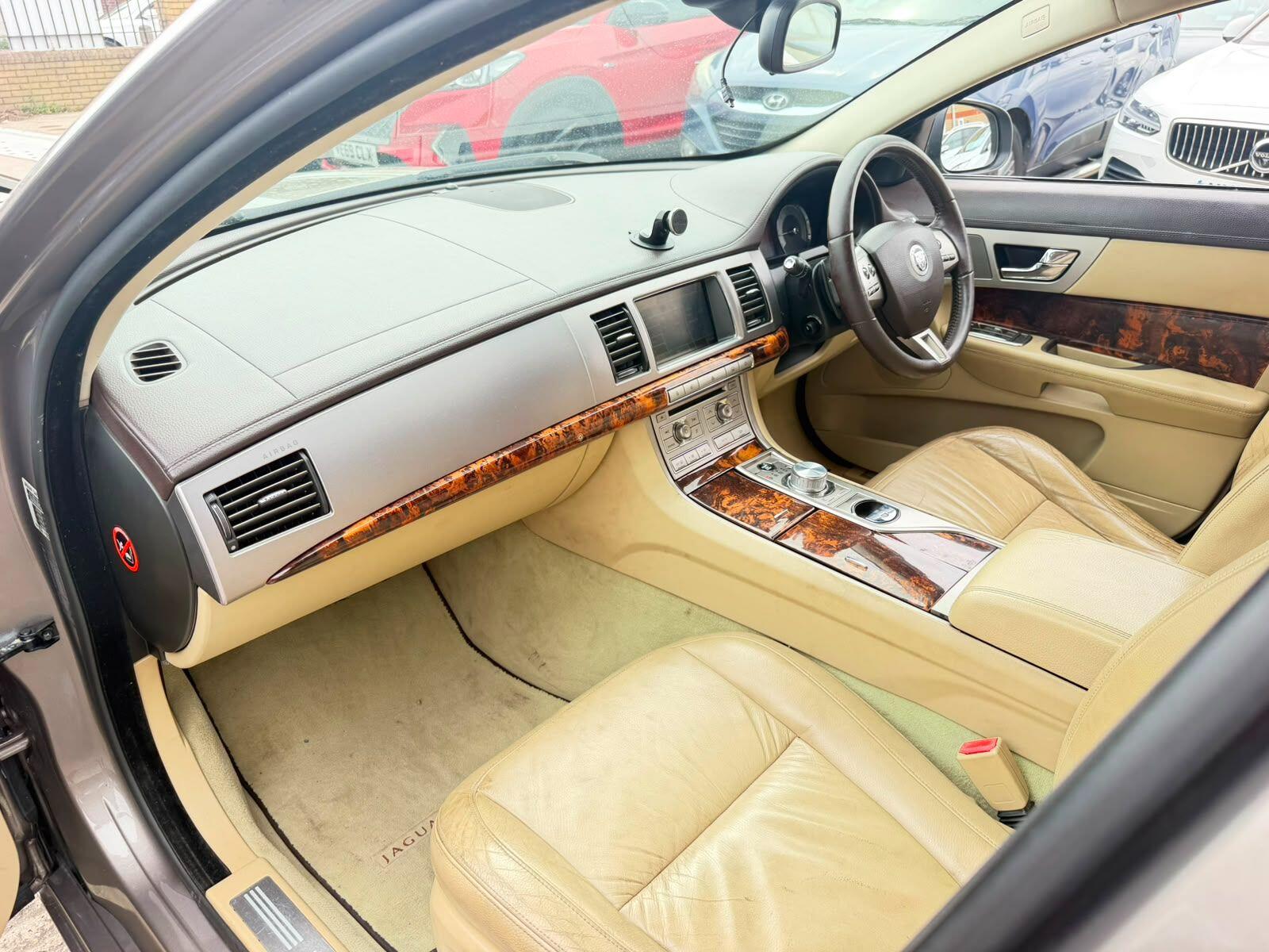 Jaguar XF view 17