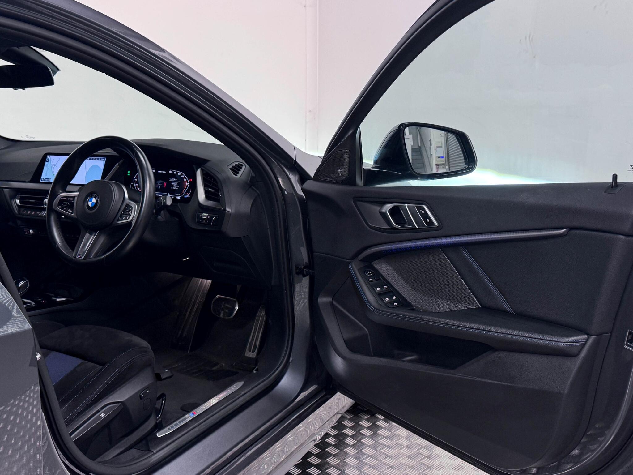 BMW 1 Series view 24