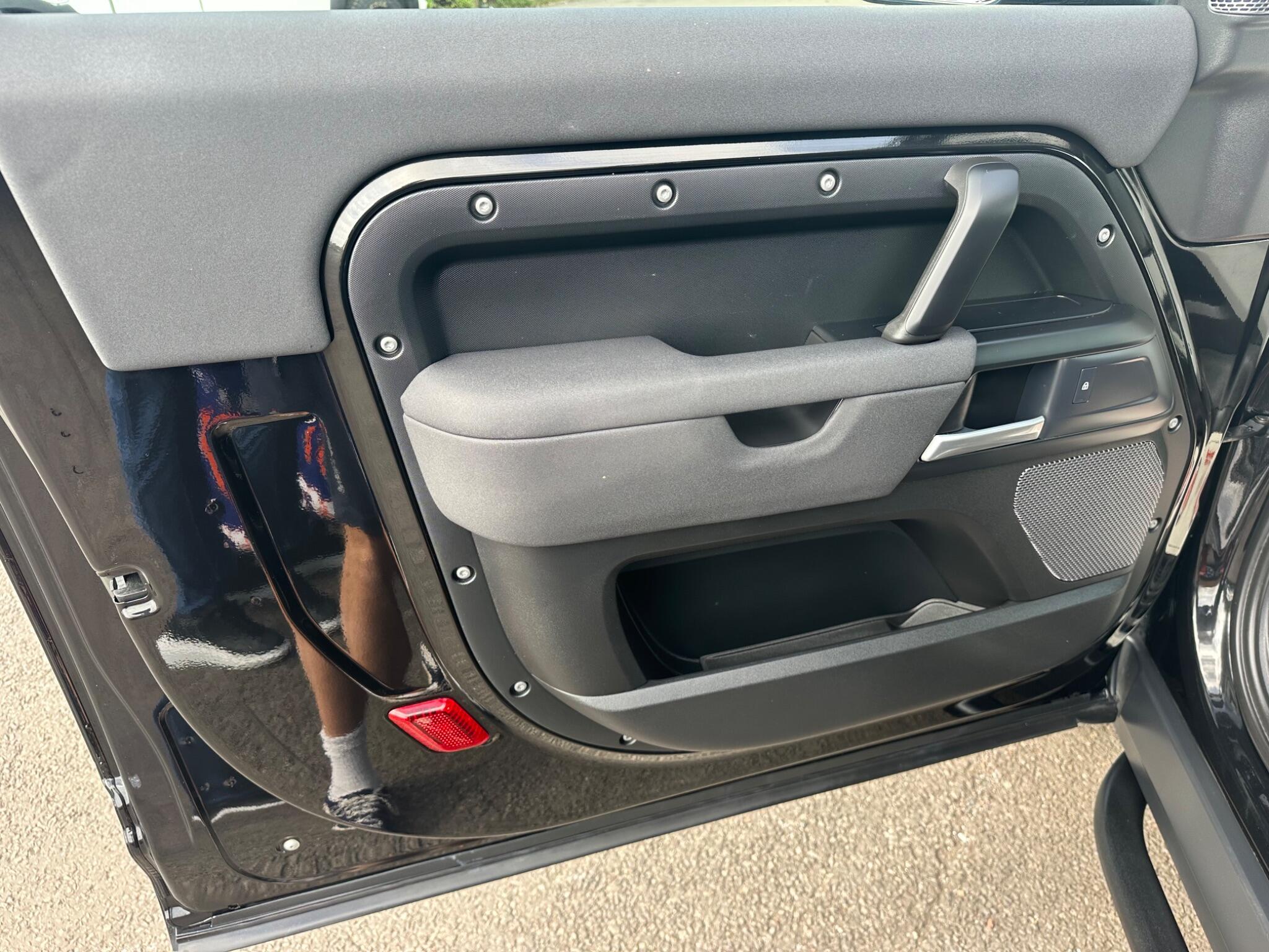 Land Rover Defender view 32