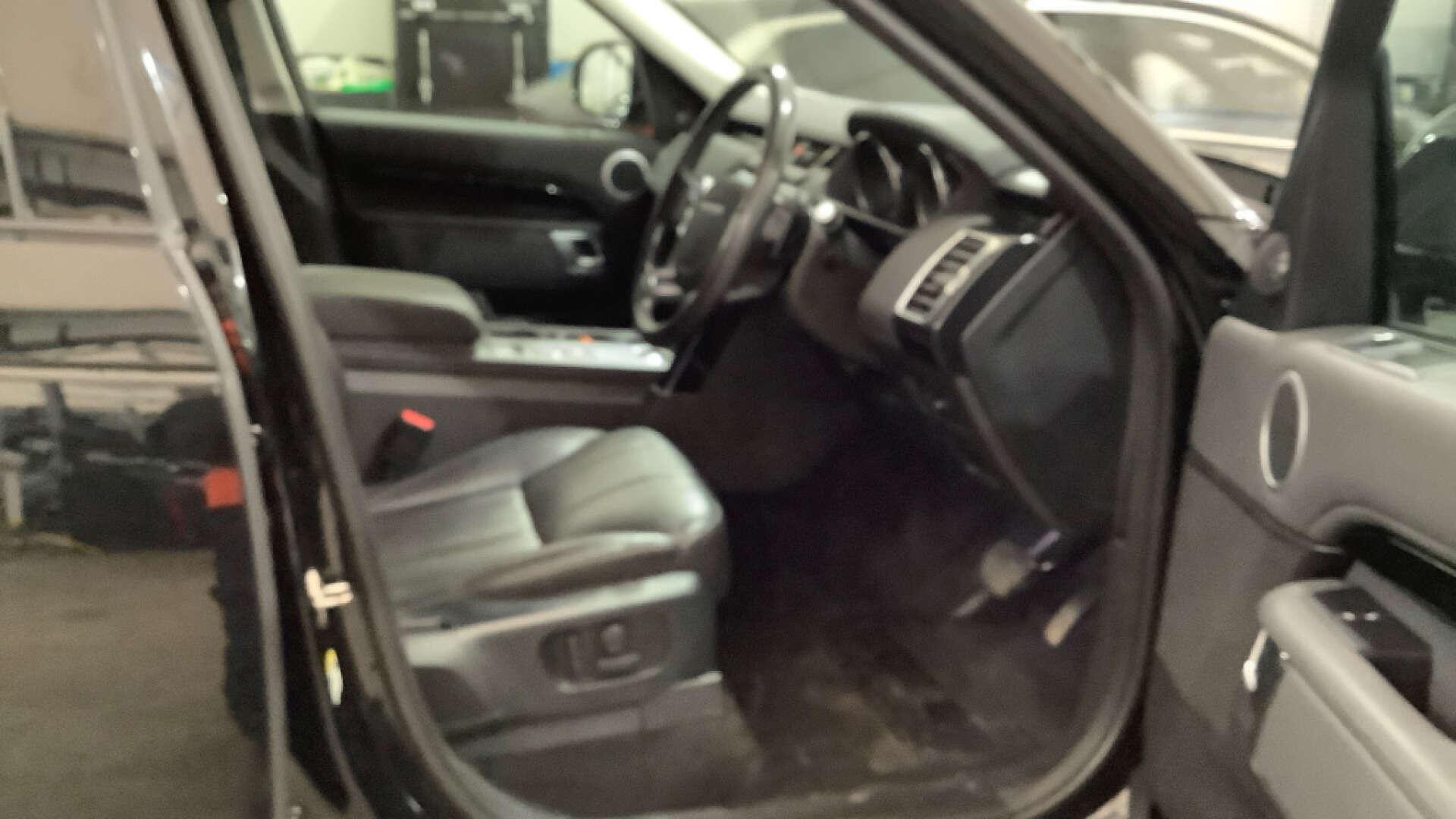 Land Rover Discovery view 12